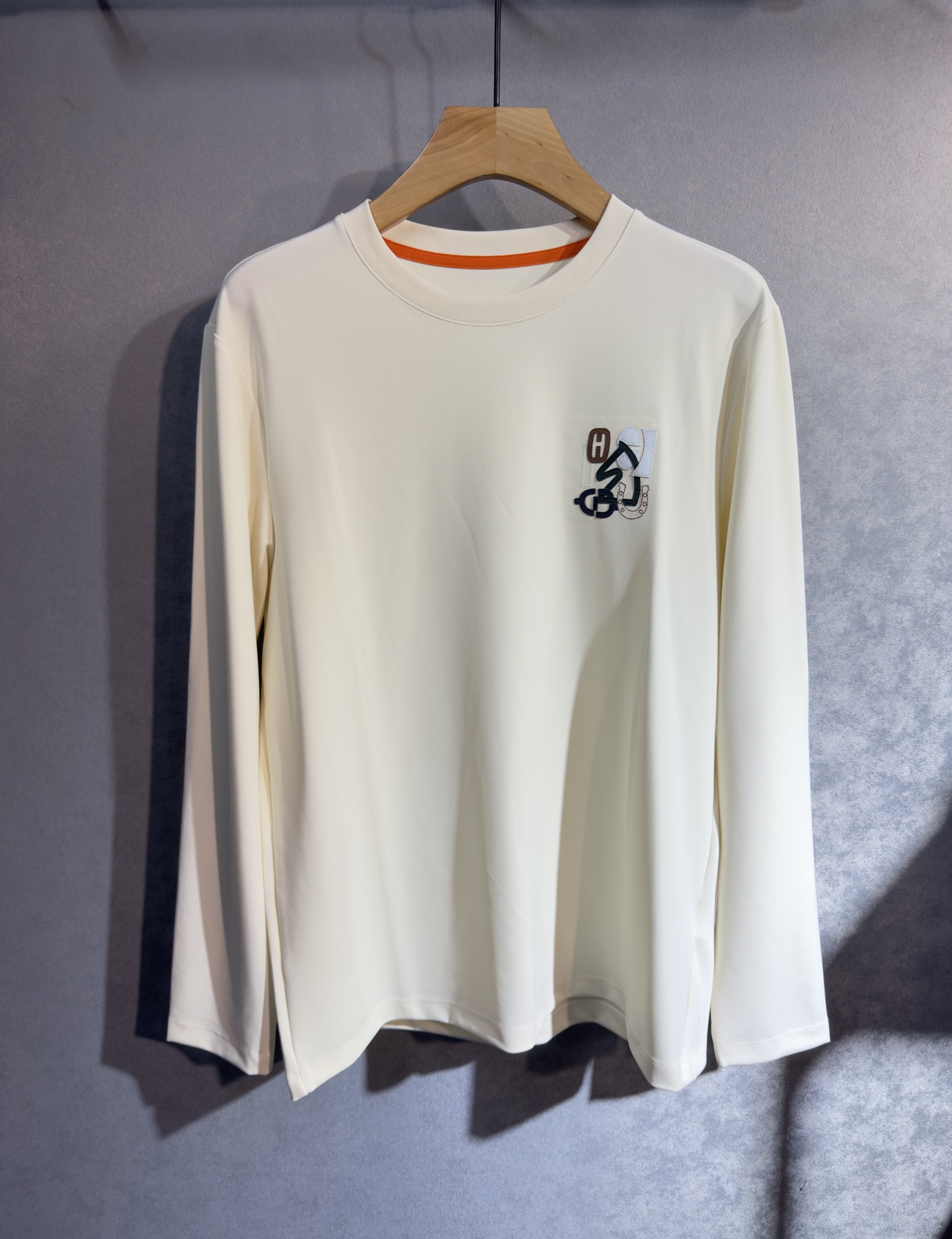 🔥HERMES 爱马仕 2025秋冬新品长袖，帅气时尚，胸前精致刺绣字母图案logo，简约百搭款。面料棉