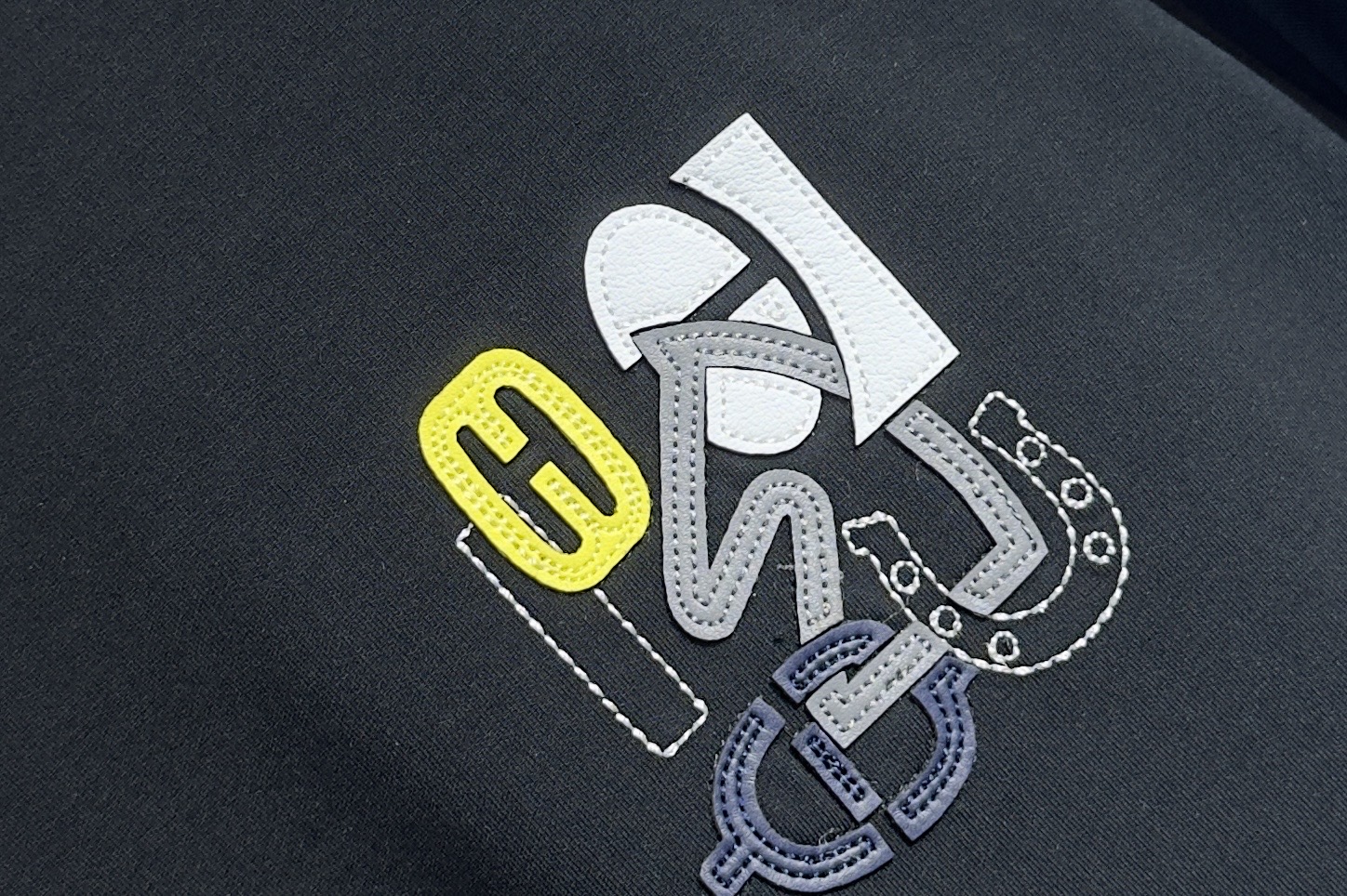 🔥HERMES 爱马仕 2025秋冬新品长袖，帅气时尚，胸前精致刺绣字母图案logo，简约百搭款。面料棉