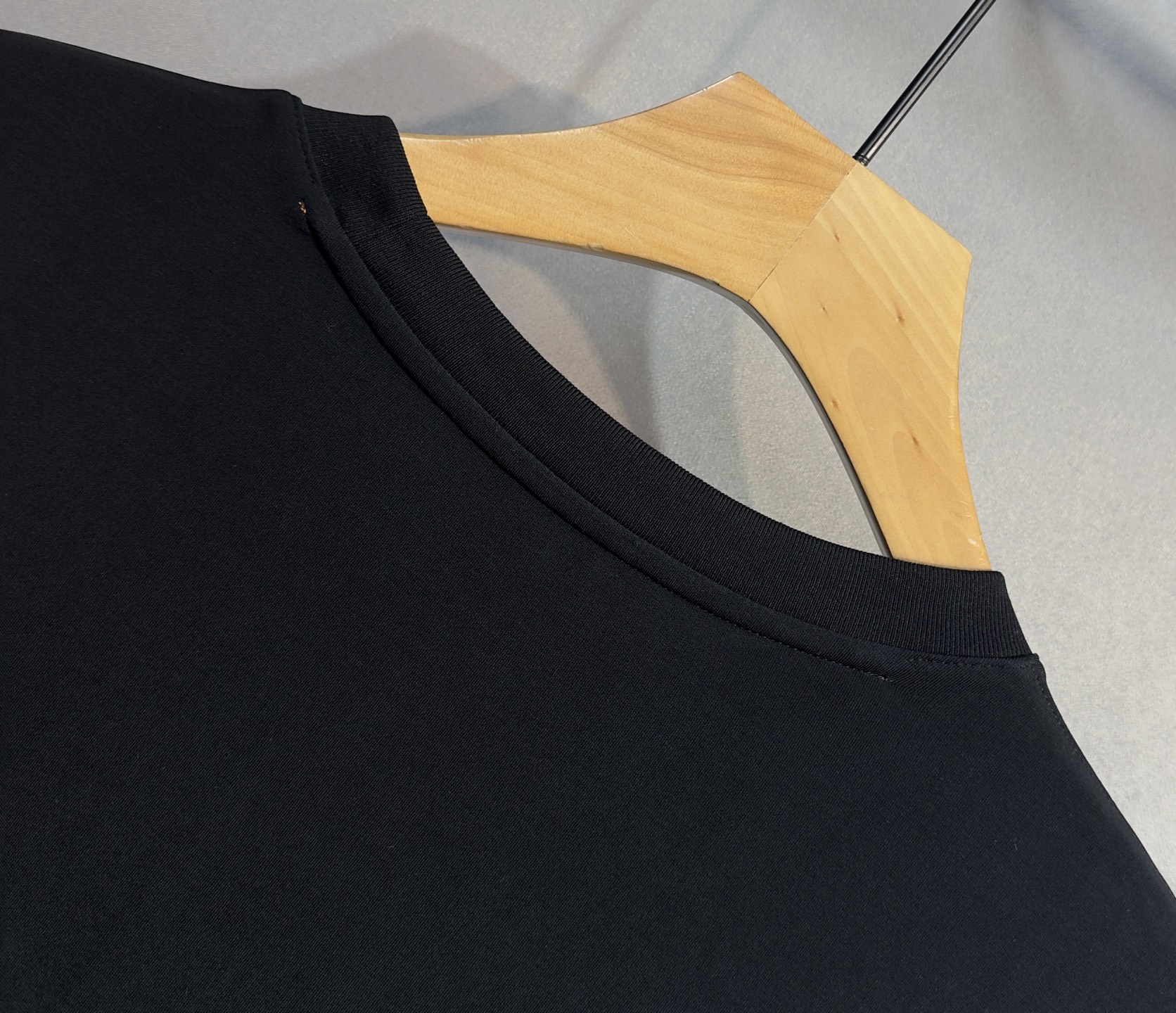 🔥HERMES 爱马仕 2025秋冬新品长袖，帅气时尚，胸前精致刺绣字母图案logo，简约百搭款。面料棉