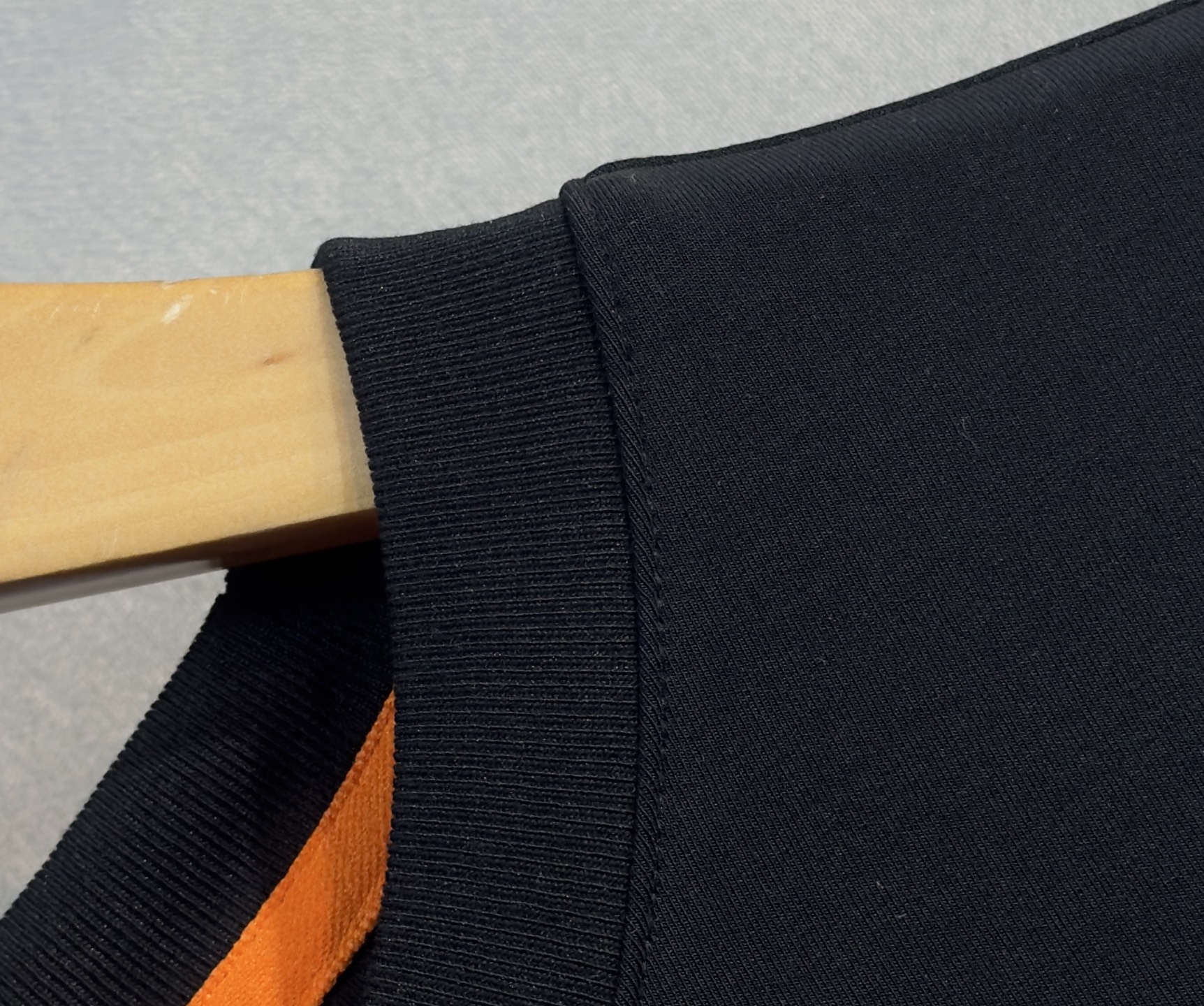 🔥HERMES 爱马仕 2025秋冬新品长袖，帅气时尚，胸前精致刺绣字母图案logo，简约百搭款。面料棉