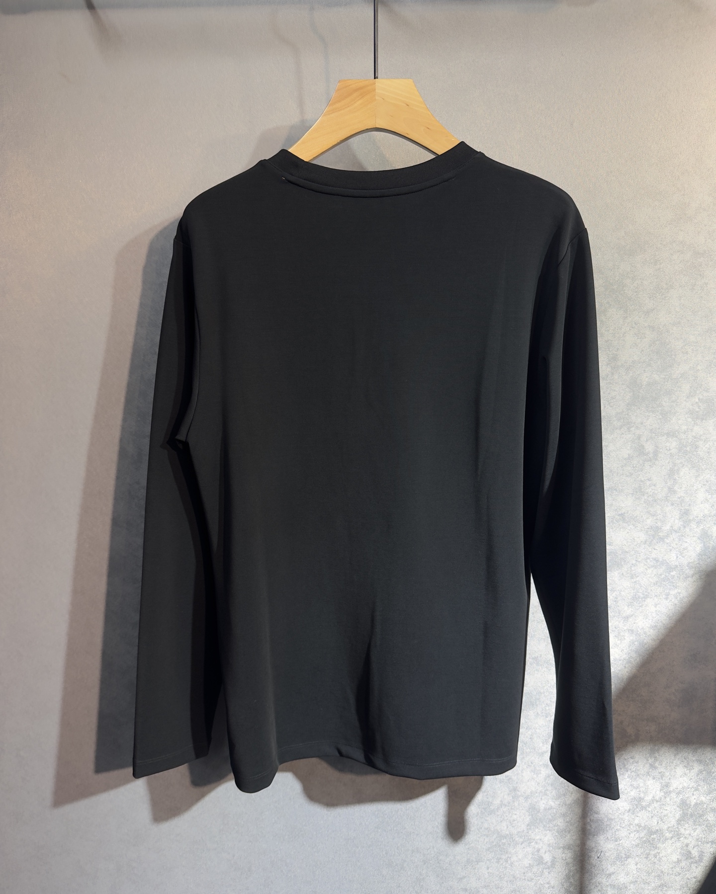 🔥HERMES 爱马仕 2025秋冬新品长袖，帅气时尚，胸前精致刺绣字母图案logo，简约百搭款。面料棉