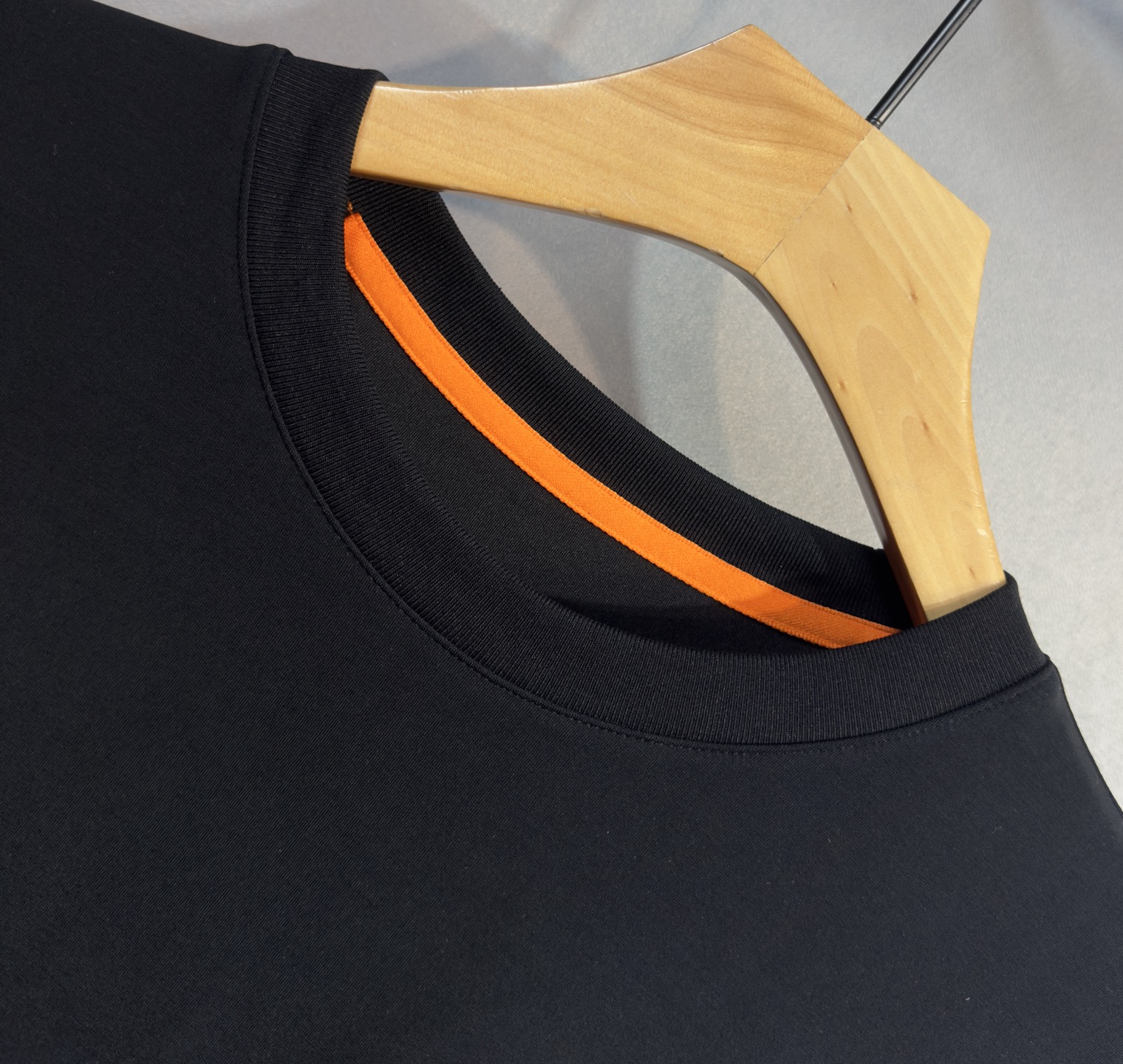 🔥HERMES 爱马仕 2025秋冬新品长袖，帅气时尚，胸前精致刺绣字母图案logo，简约百搭款。面料棉