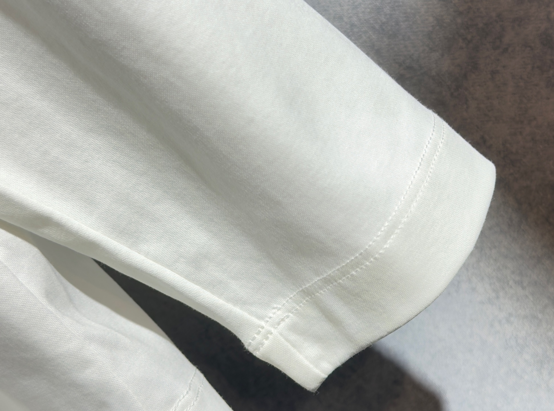 🔥HERMES 爱马仕 2025秋冬新品长袖，帅气时尚，胸前精致刺绣字母图案logo，简约百搭款。面料棉