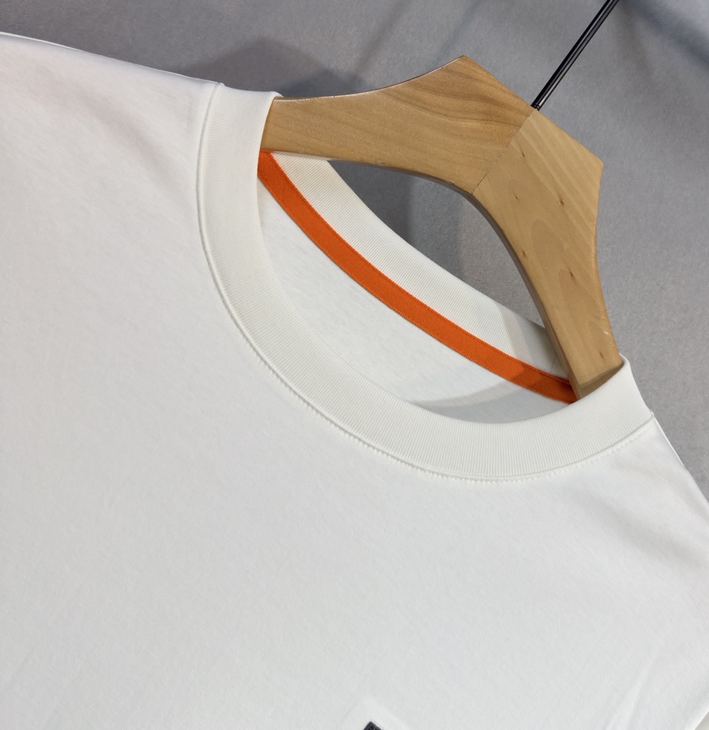 🔥HERMES 爱马仕 2025秋冬新品长袖，帅气时尚，胸前精致刺绣字母图案logo，简约百搭款。面料棉