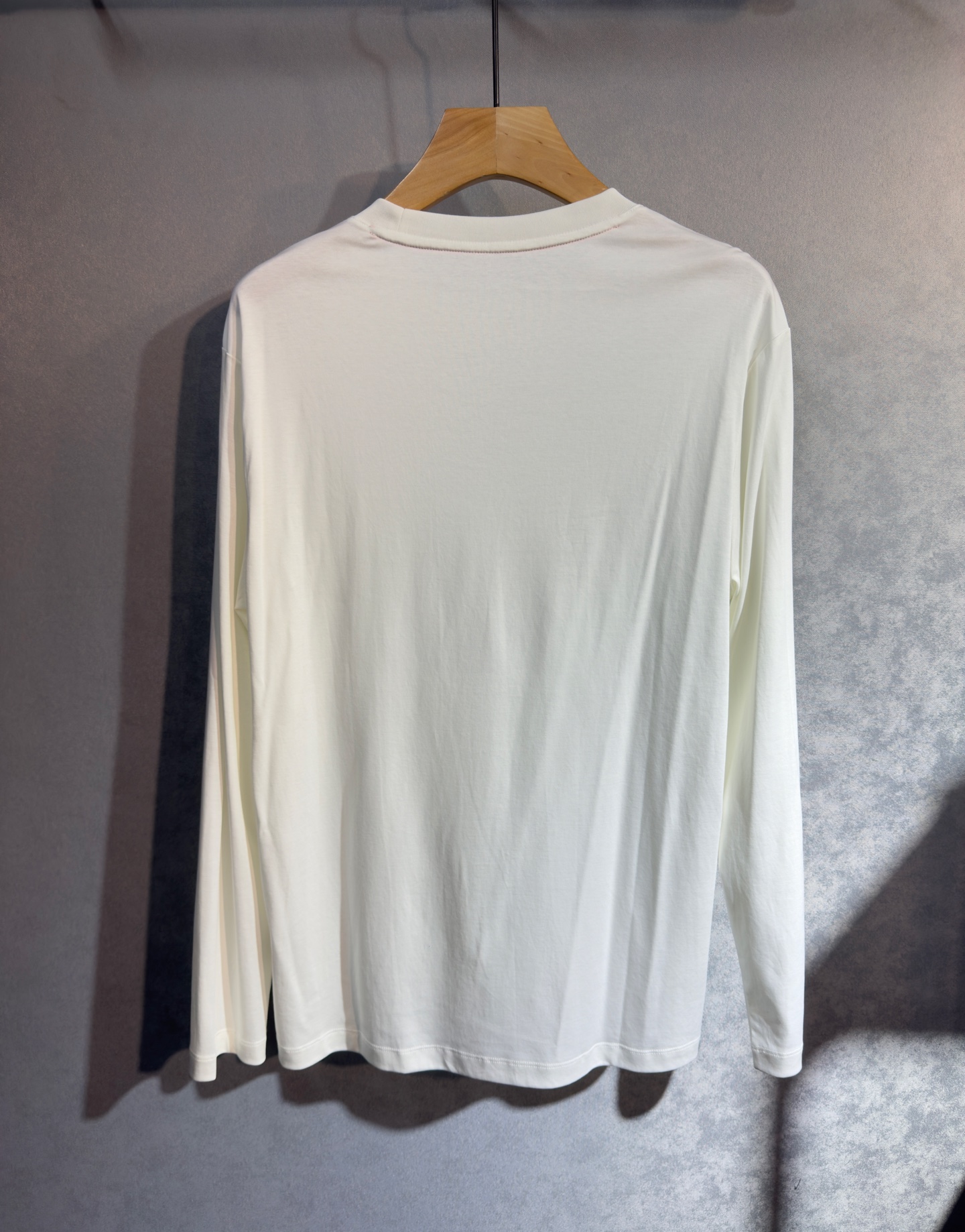 🔥HERMES 爱马仕 2025秋冬新品长袖，帅气时尚，胸前精致刺绣字母图案logo，简约百搭款。面料棉