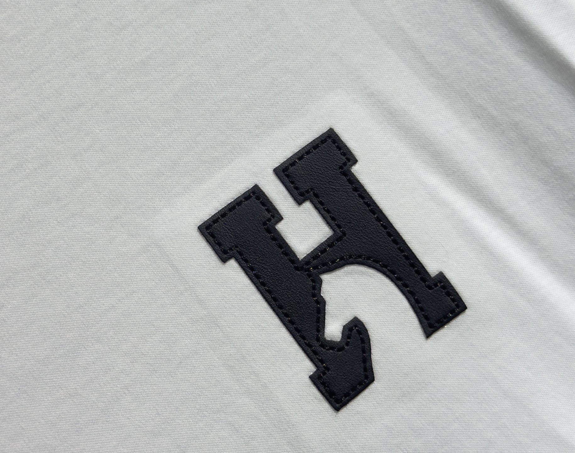 🔥HERMES 爱马仕 2025秋冬新品长袖，帅气时尚，胸前精致刺绣字母图案logo，简约百搭款。面料棉