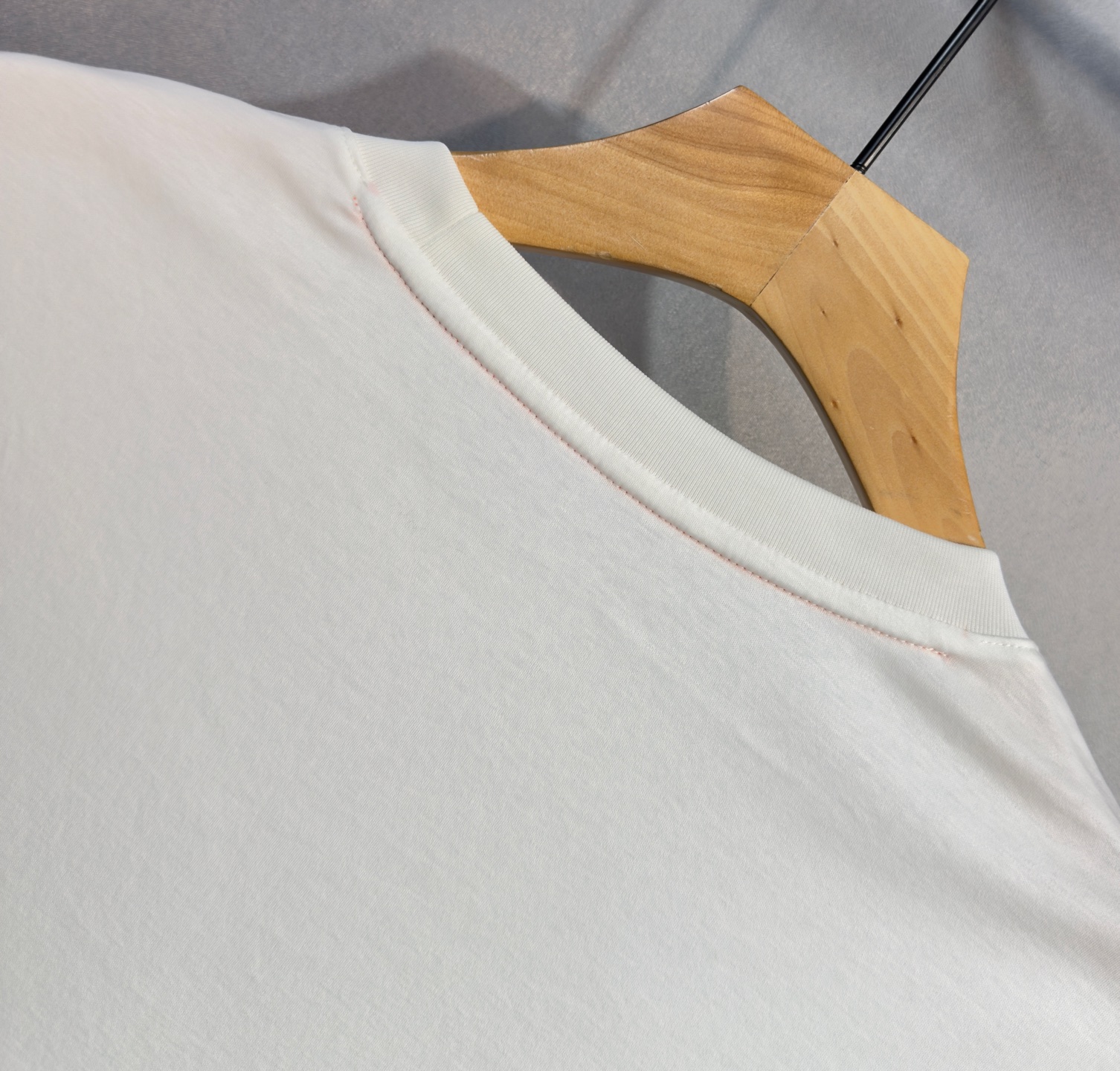 🔥HERMES 爱马仕 2025秋冬新品长袖，帅气时尚，胸前精致刺绣字母图案logo，简约百搭款。面料棉