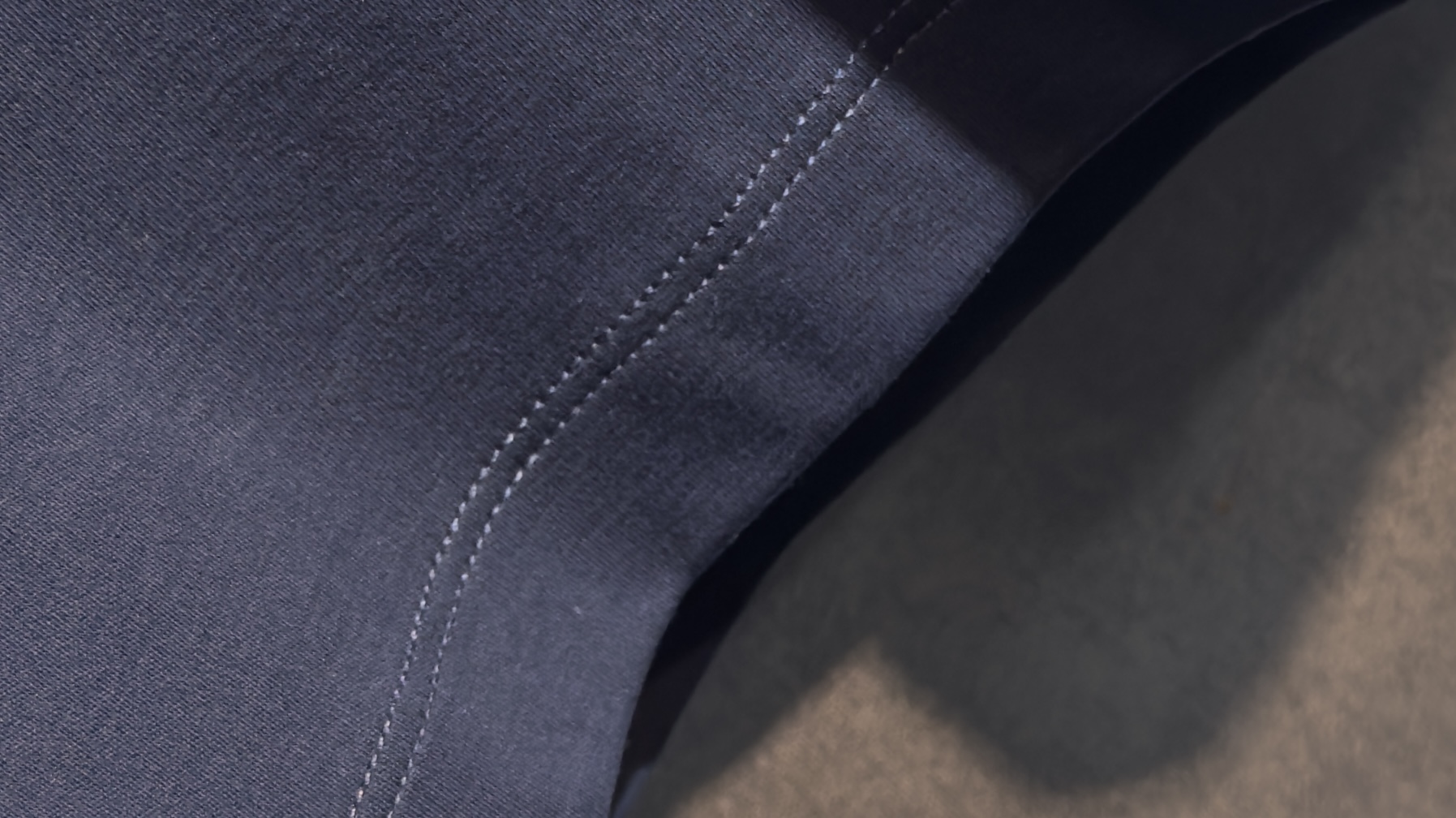 🔥HERMES 爱马仕 2025秋冬新品长袖，帅气时尚，胸前精致刺绣字母图案logo，简约百搭款。面料棉