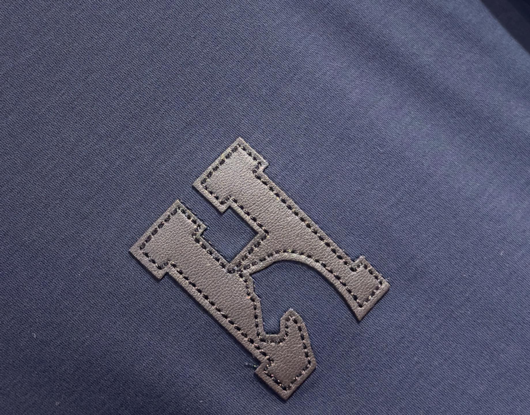 🔥HERMES 爱马仕 2025秋冬新品长袖，帅气时尚，胸前精致刺绣字母图案logo，简约百搭款。面料棉