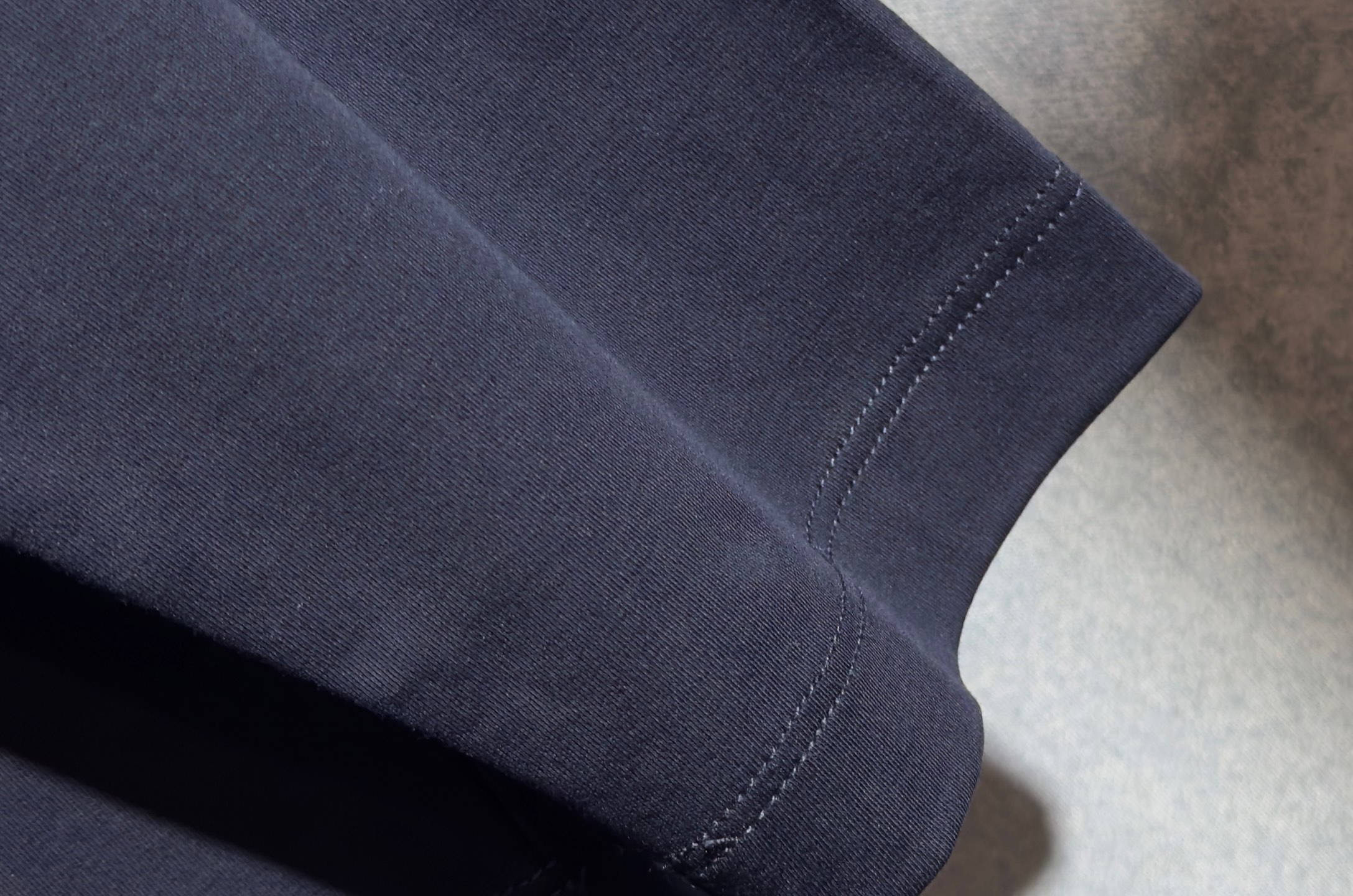 🔥HERMES 爱马仕 2025秋冬新品长袖，帅气时尚，胸前精致刺绣字母图案logo，简约百搭款。面料棉