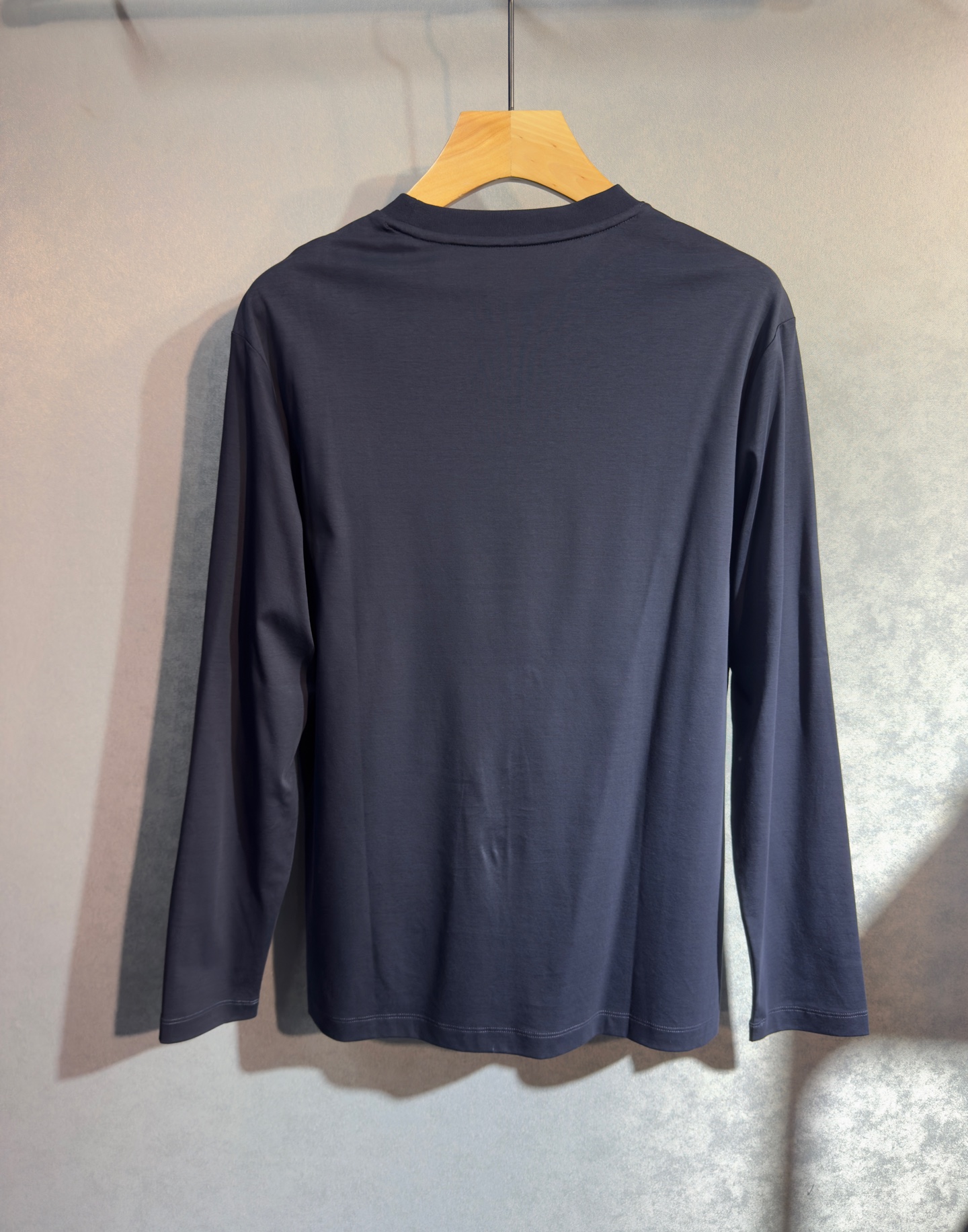 🔥HERMES 爱马仕 2025秋冬新品长袖，帅气时尚，胸前精致刺绣字母图案logo，简约百搭款。面料棉