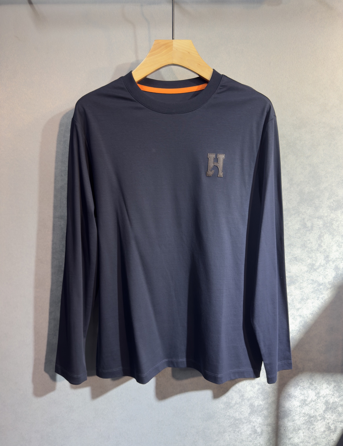 🔥HERMES 爱马仕 2025秋冬新品长袖，帅气时尚，胸前精致刺绣字母图案logo，简约百搭款。面料棉