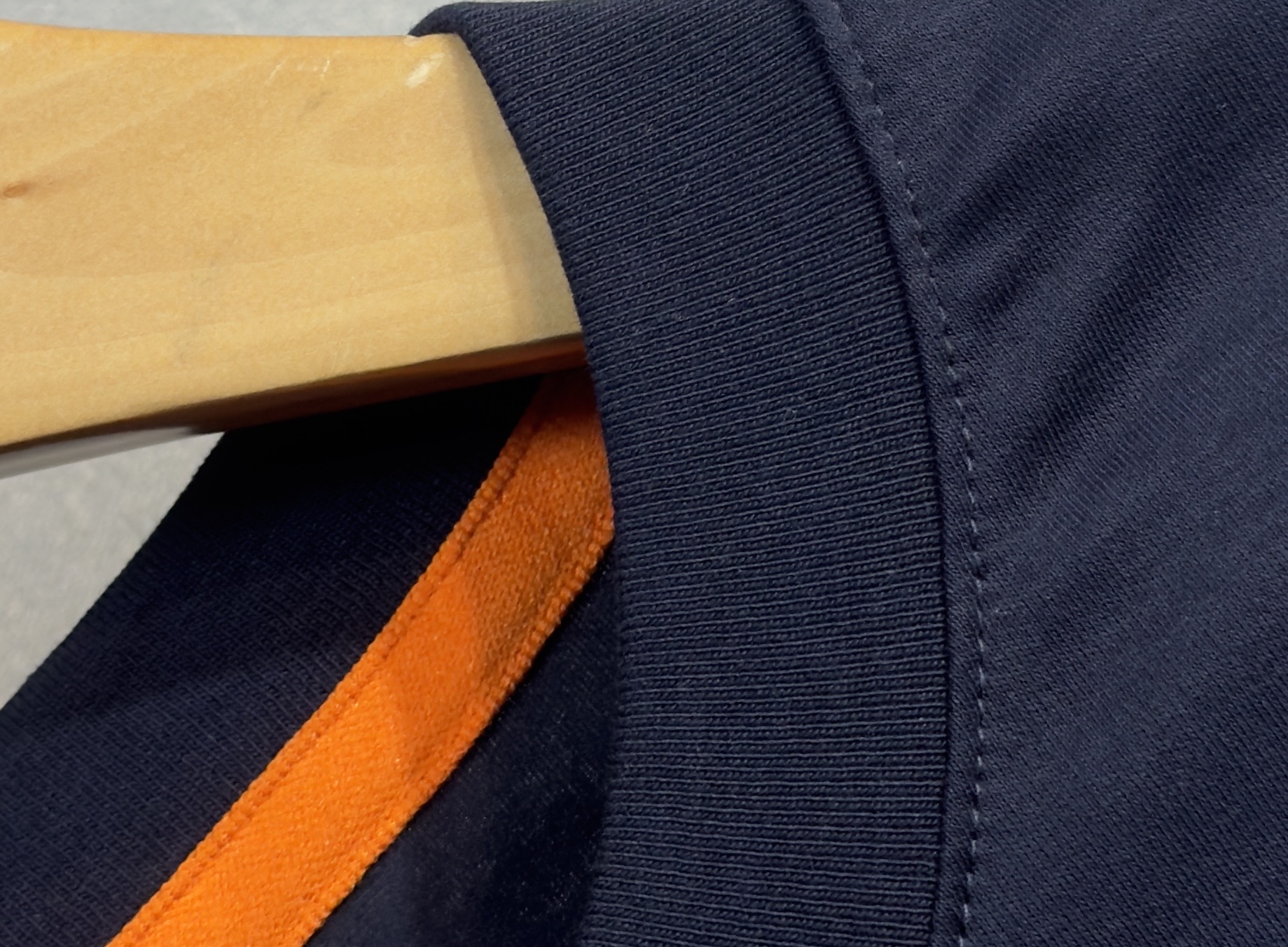 🔥HERMES 爱马仕 2025秋冬新品长袖，帅气时尚，胸前精致刺绣字母图案logo，简约百搭款。面料棉