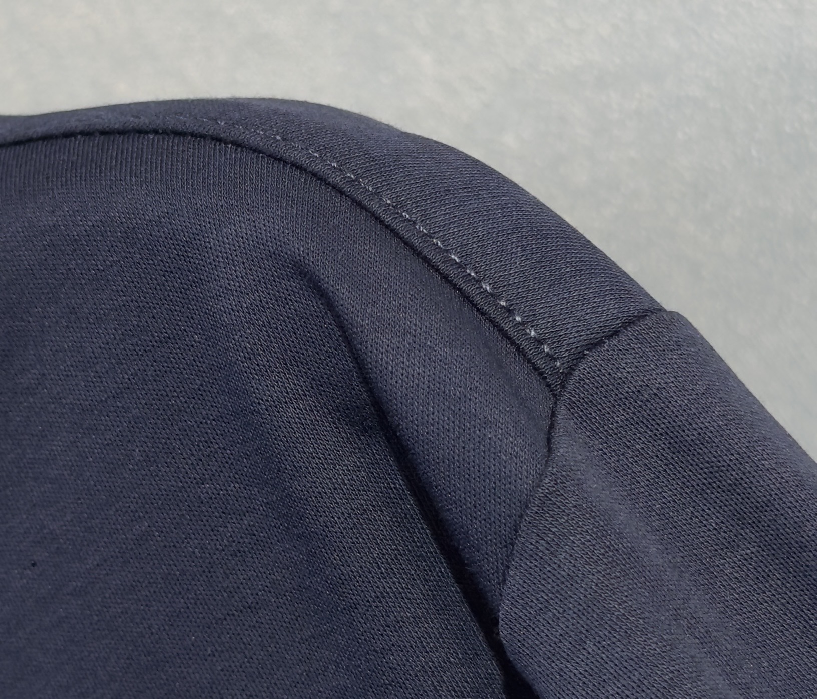 🔥HERMES 爱马仕 2025秋冬新品长袖，帅气时尚，胸前精致刺绣字母图案logo，简约百搭款。面料棉