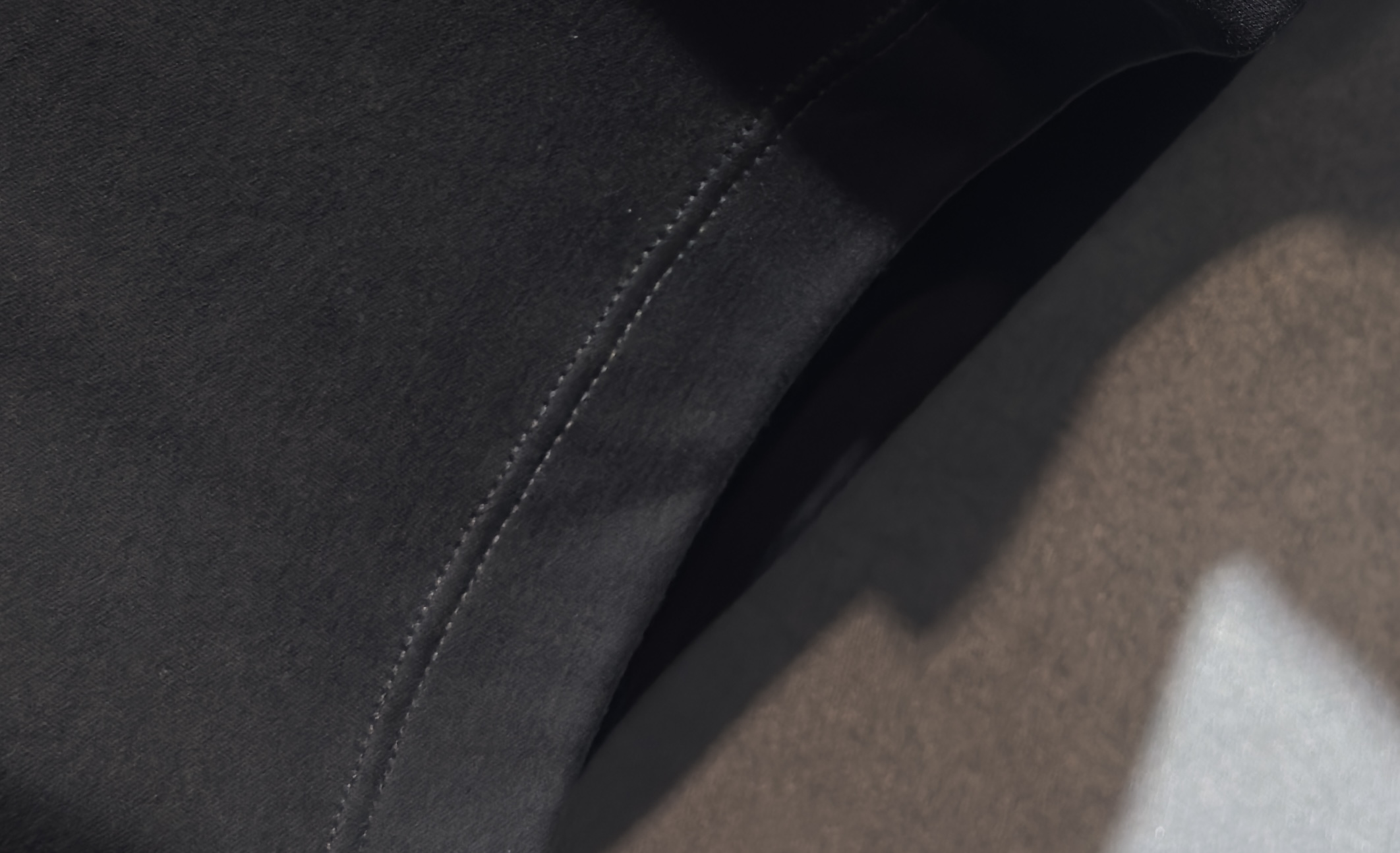 🔥HERMES 爱马仕 2025秋冬新品长袖，帅气时尚，胸前精致刺绣字母图案logo，简约百搭款。面料棉