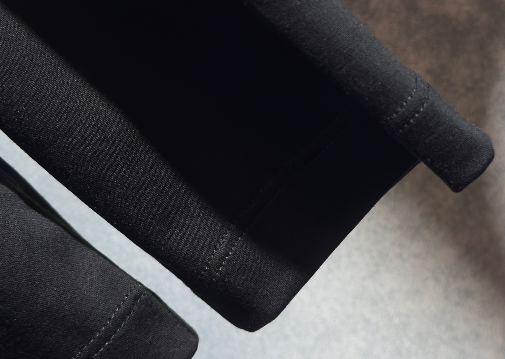 🔥HERMES 爱马仕 2025秋冬新品长袖，帅气时尚，胸前精致刺绣字母图案logo，简约百搭款。面料棉