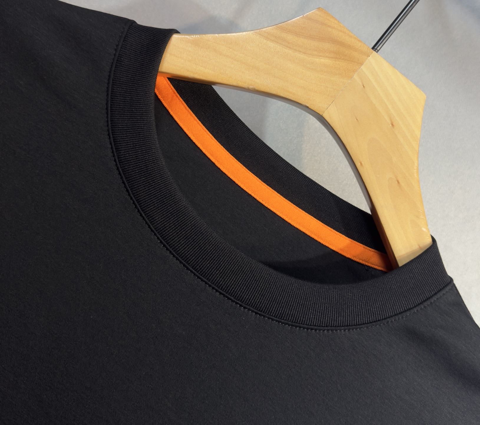 🔥HERMES 爱马仕 2025秋冬新品长袖，帅气时尚，胸前精致刺绣字母图案logo，简约百搭款。面料棉