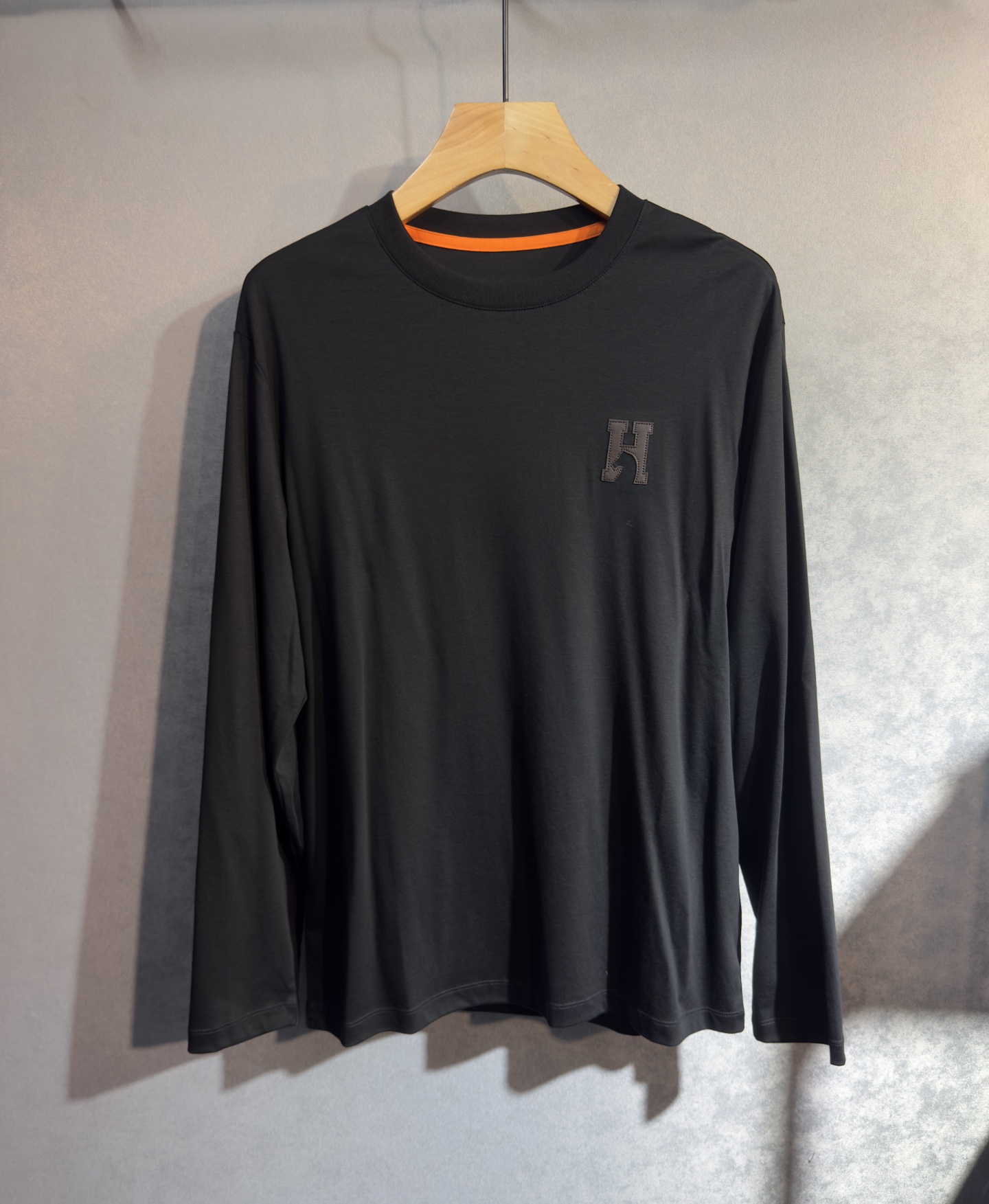 🔥HERMES 爱马仕 2025秋冬新品长袖，帅气时尚，胸前精致刺绣字母图案logo，简约百搭款。面料棉
