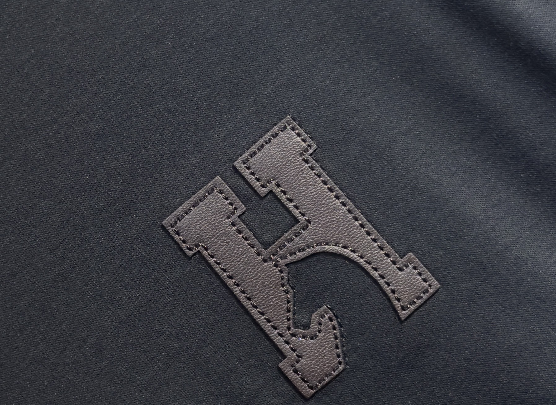 🔥HERMES 爱马仕 2025秋冬新品长袖，帅气时尚，胸前精致刺绣字母图案logo，简约百搭款。面料棉