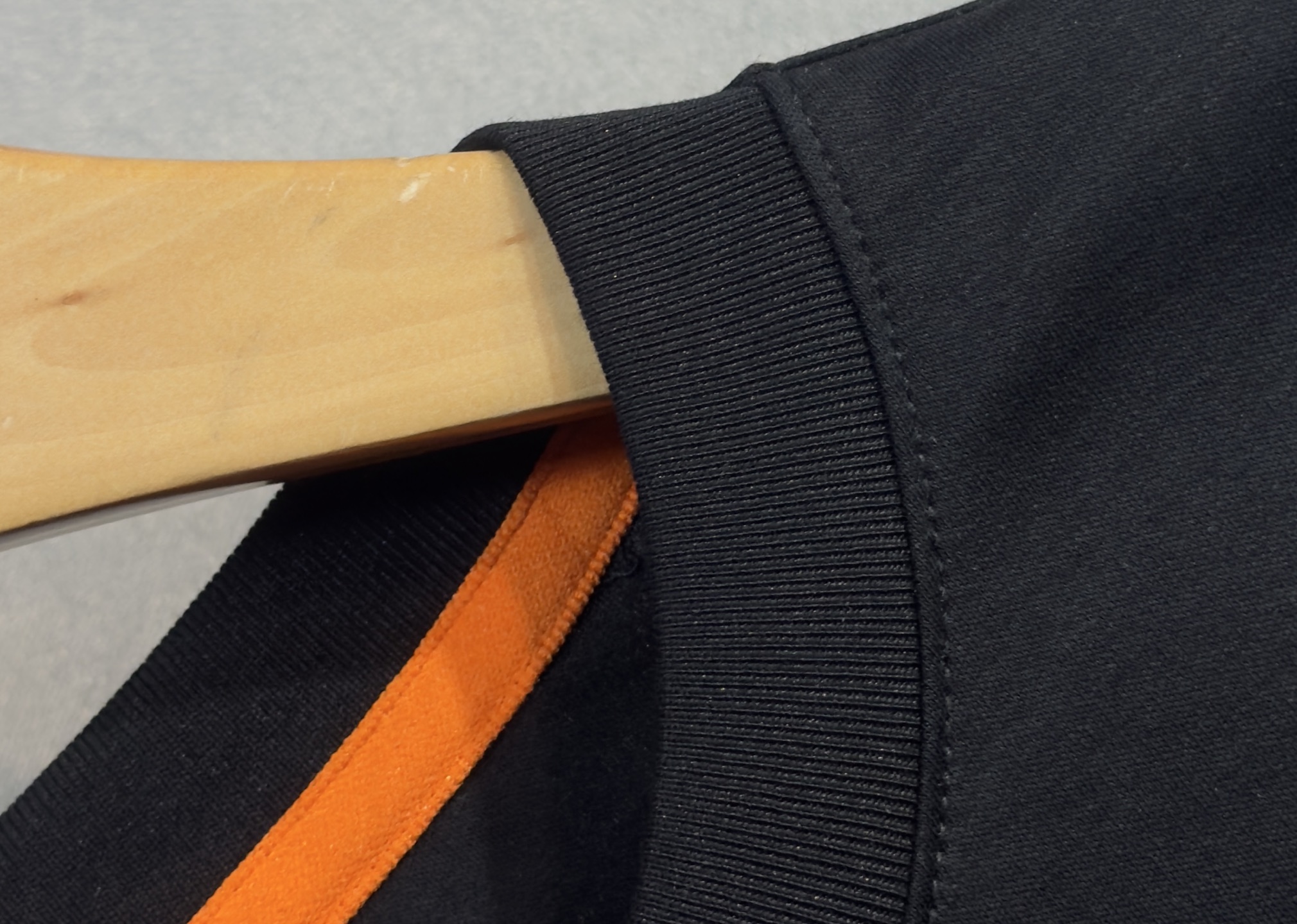 🔥HERMES 爱马仕 2025秋冬新品长袖，帅气时尚，胸前精致刺绣字母图案logo，简约百搭款。面料棉