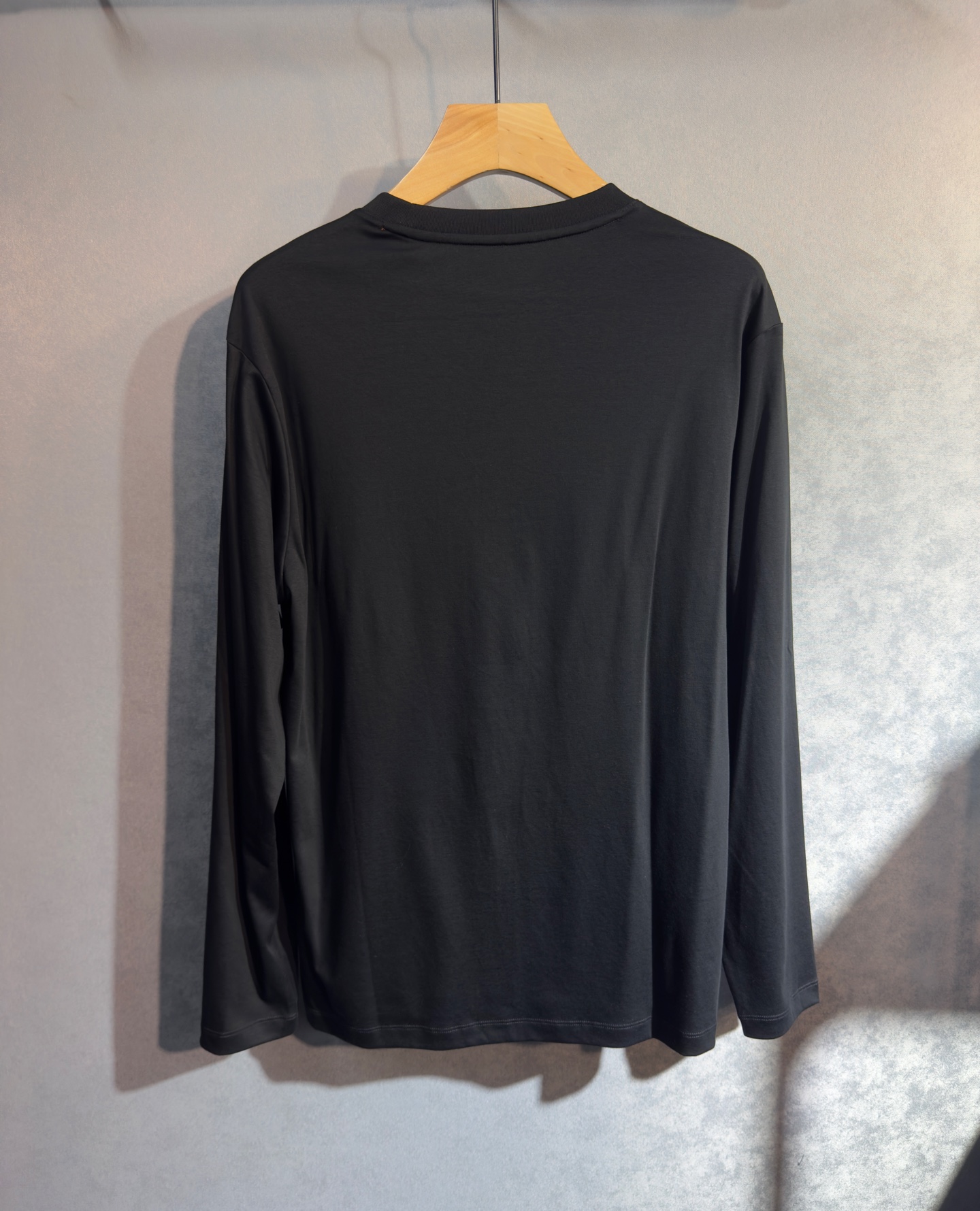 🔥HERMES 爱马仕 2025秋冬新品长袖，帅气时尚，胸前精致刺绣字母图案logo，简约百搭款。面料棉