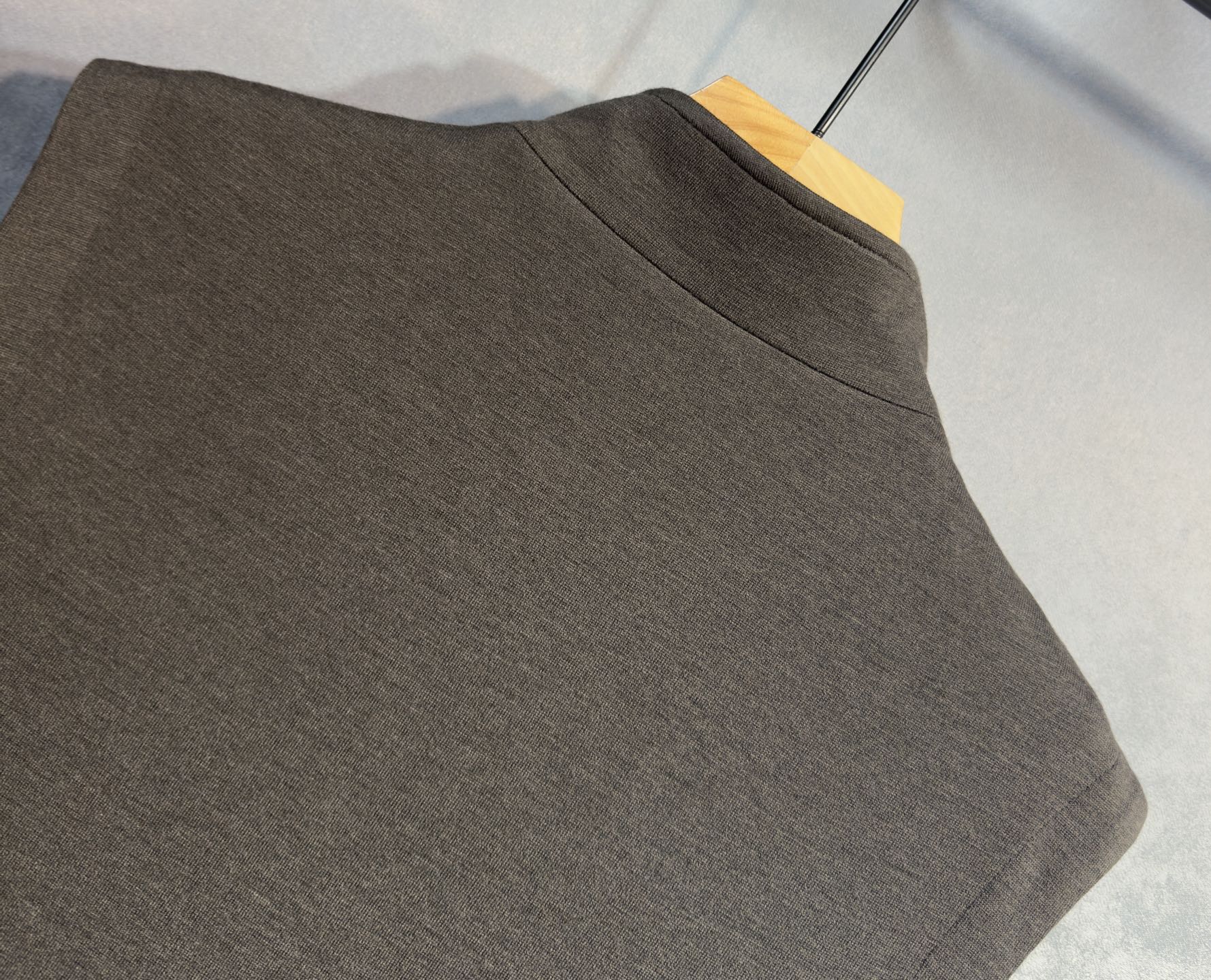 🔥lP🆕 诺悠翩雅 新款绵羊毛夹克马甲 秀场新品‼品相非常完美，非常出彩的设计，轻松将时髦感进阶，做工极