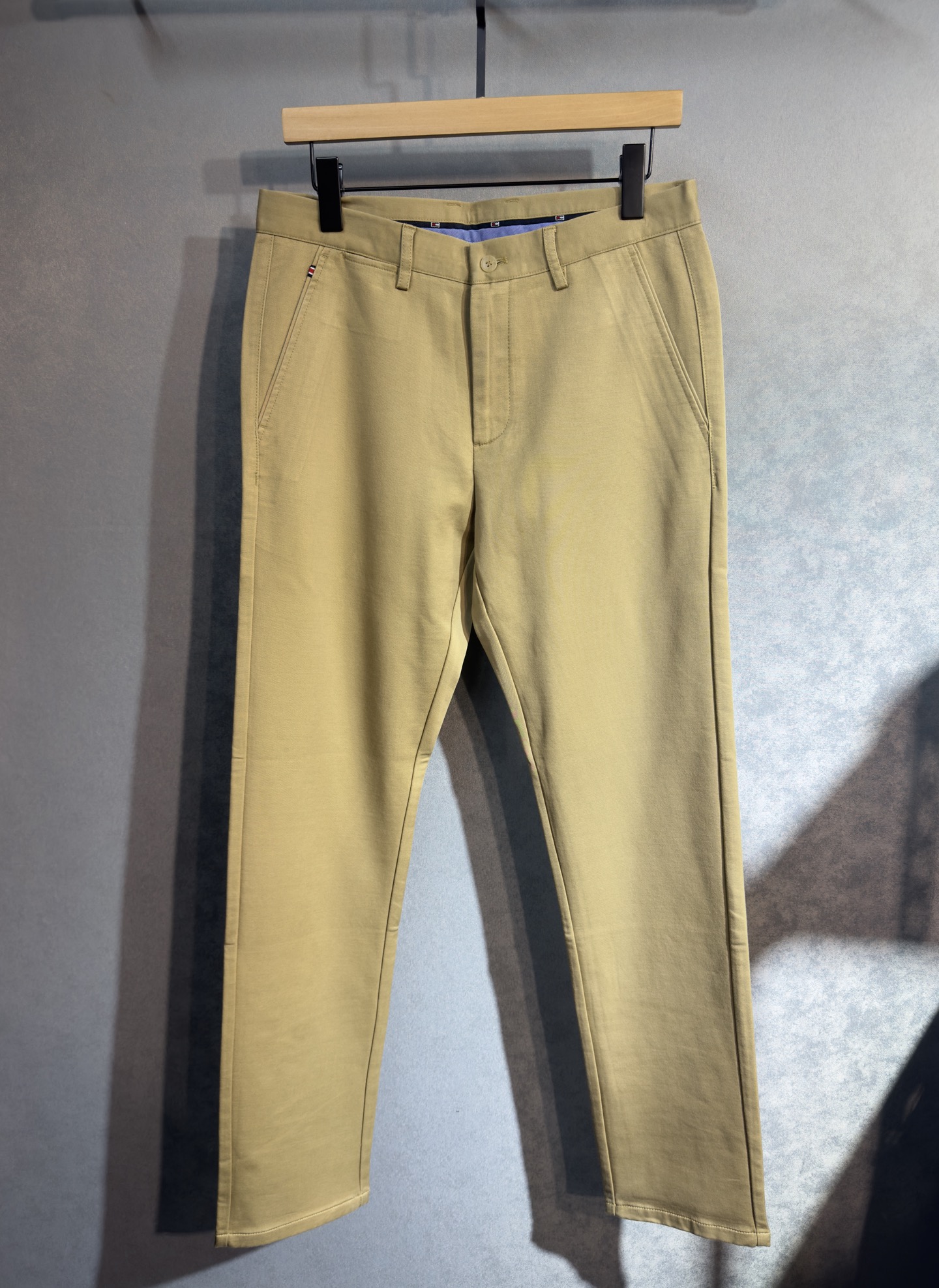 🍒 P150🔥 ARMANI 阿玛尼 25年ss秋冬最新品休闲裤🔥专柜热销款 品味与价值共享 身穿着非常舒适 低调不失奢华 穿出去非常有档次,裤型款式和裁剪亦无需多言 上身精致跃然.真正一等一顶级质料 真正殿堂级的休闲裤,选用土耳其的棉花 j2生产出最有名的单宁布品质卓然 经过重水洗使得裤子很柔软  直脚的版型 不挑人 上身绝对的有型 极度奢华！码数：29-42。无37
