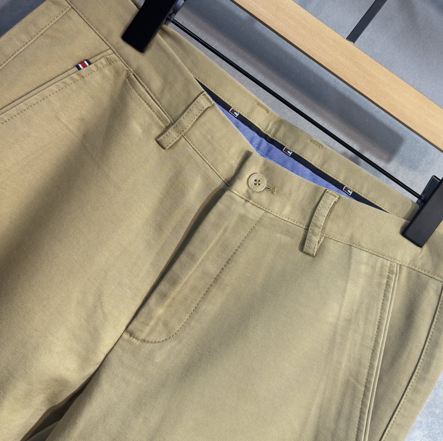 🍒 P150🔥 ARMANI 阿玛尼 25年ss秋冬最新品休闲裤🔥专柜热销款 品味与价值共享 身穿着非常舒适 低调不失奢华 穿出去非常有档次,裤型款式和裁剪亦无需多言 上身精致跃然.真正一等一顶级质料 真正殿堂级的休闲裤,选用土耳其的棉花 j2生产出最有名的单宁布品质卓然 经过重水洗使得裤子很柔软  直脚的版型 不挑人 上身绝对的有型 极度奢华！码数：29-42。无37
