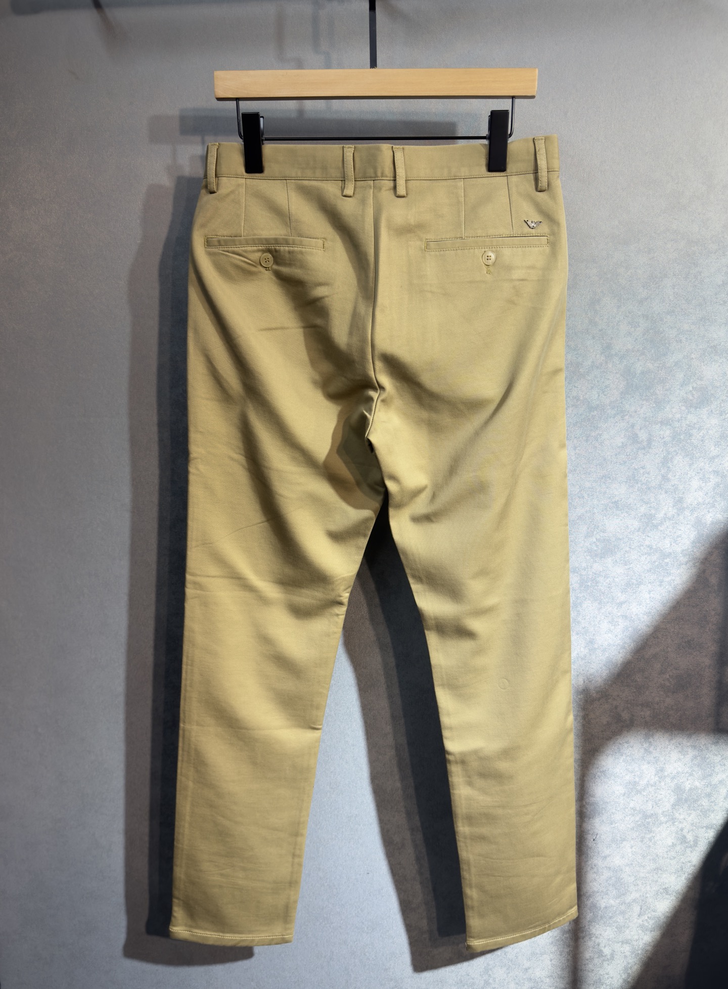 🍒 P150🔥 ARMANI 阿玛尼 25年ss秋冬最新品休闲裤🔥专柜热销款 品味与价值共享 身穿着非常舒适 低调不失奢华 穿出去非常有档次,裤型款式和裁剪亦无需多言 上身精致跃然.真正一等一顶级质料 真正殿堂级的休闲裤,选用土耳其的棉花 j2生产出最有名的单宁布品质卓然 经过重水洗使得裤子很柔软  直脚的版型 不挑人 上身绝对的有型 极度奢华！码数：29-42。无37
