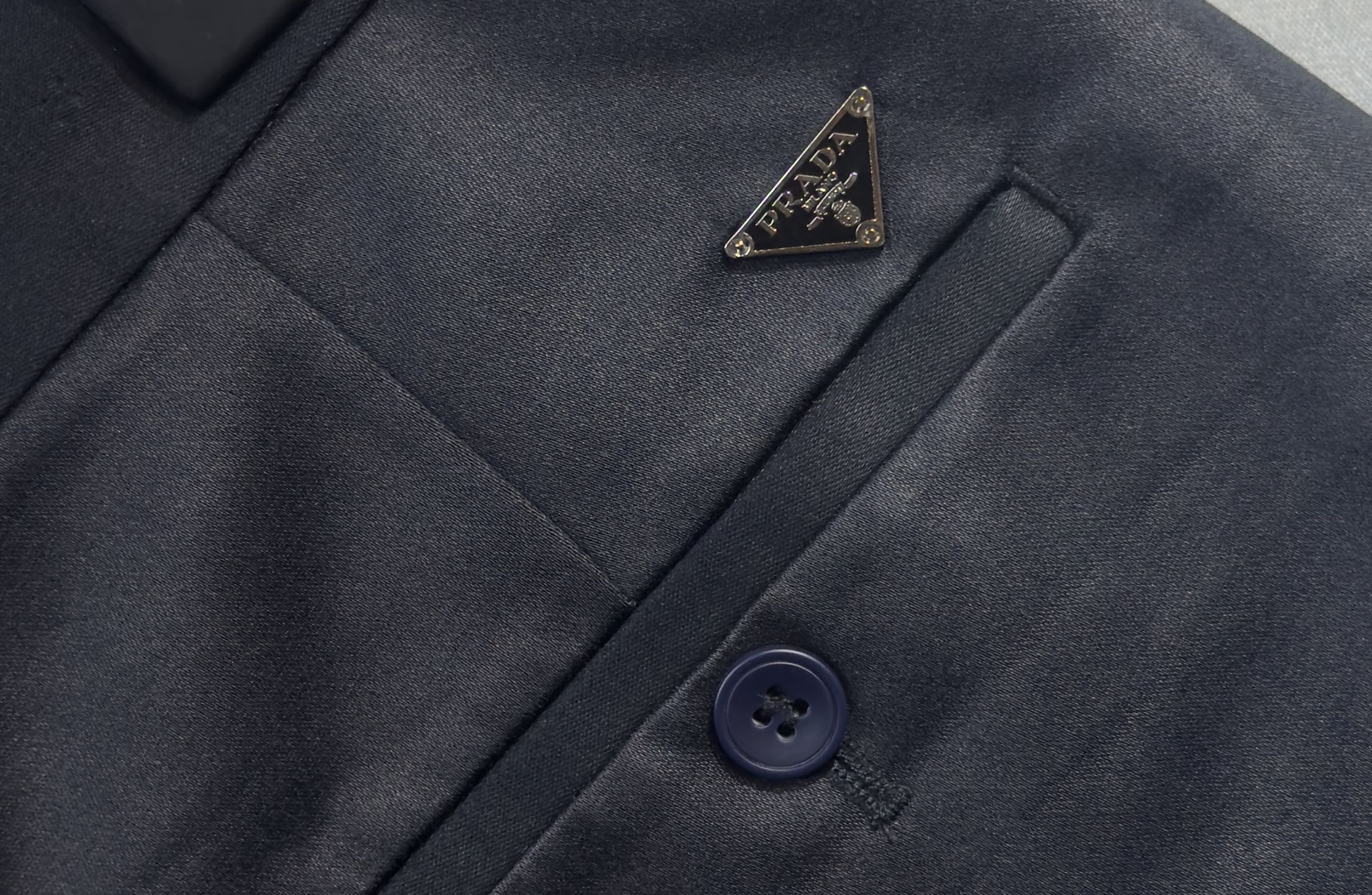 🍒 P150🔥PRADA 普拉达 25年ss秋冬最新品休闲裤🔥专柜热销款 品味与价值共享 身穿着非常舒适 低调不失奢华 穿出去非常有档次,裤型款式和裁剪亦无需多言 上身精致跃然.真正一等一顶级质料 真正殿堂级的休闲裤,选用土耳其的棉花 j2生产出最有名的单宁布品质卓然 经过重水洗使得裤子很柔软  直脚的版型 不挑人 上身绝对的有型 极度奢华！码数：29-42。无37
