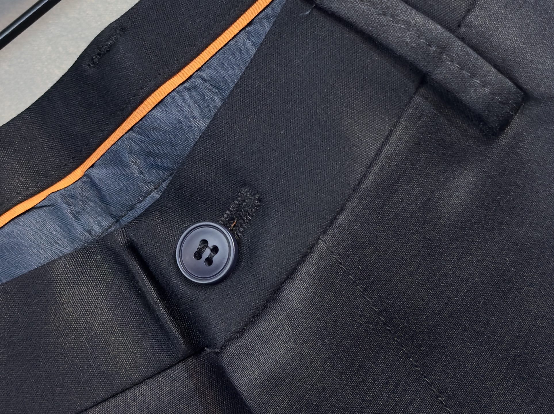 🍒 P150🔥PRADA 普拉达 25年ss秋冬最新品休闲裤🔥专柜热销款 品味与价值共享 身穿着非常舒适 低调不失奢华 穿出去非常有档次,裤型款式和裁剪亦无需多言 上身精致跃然.真正一等一顶级质料 真正殿堂级的休闲裤,选用土耳其的棉花 j2生产出最有名的单宁布品质卓然 经过重水洗使得裤子很柔软  直脚的版型 不挑人 上身绝对的有型 极度奢华！码数：29-42。无37
