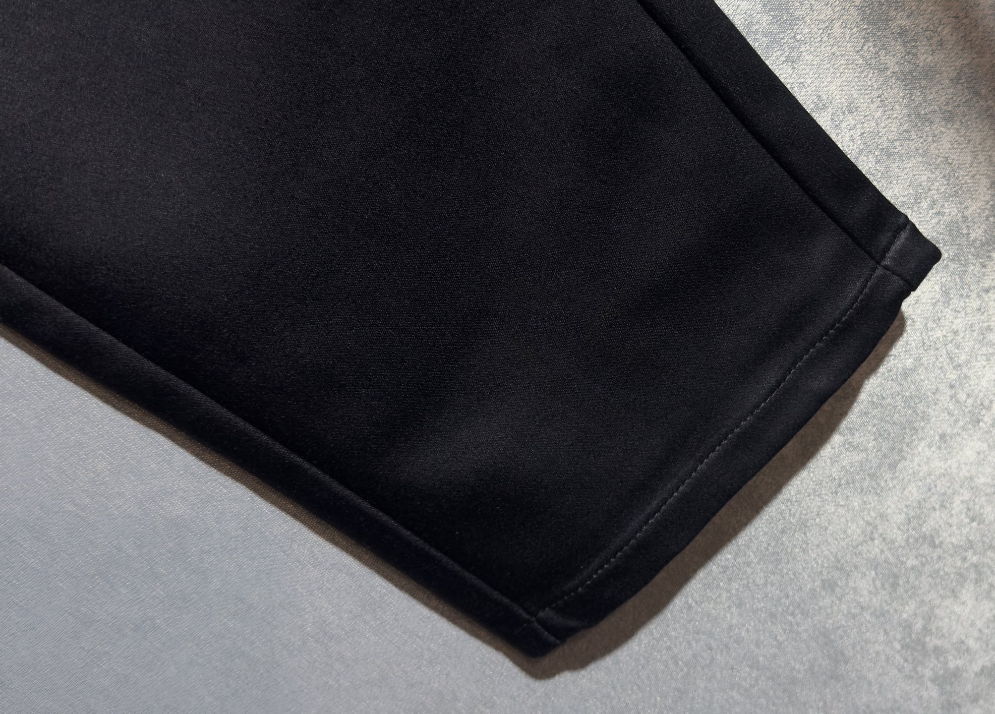 🍒 P150🔥PRADA 普拉达 25年ss秋冬最新品休闲裤🔥专柜热销款 品味与价值共享 身穿着非常舒适 低调不失奢华 穿出去非常有档次,裤型款式和裁剪亦无需多言 上身精致跃然.真正一等一顶级质料 真正殿堂级的休闲裤,选用土耳其的棉花 j2生产出最有名的单宁布品质卓然 经过重水洗使得裤子很柔软  直脚的版型 不挑人 上身绝对的有型 极度奢华！码数：29-42。无37
