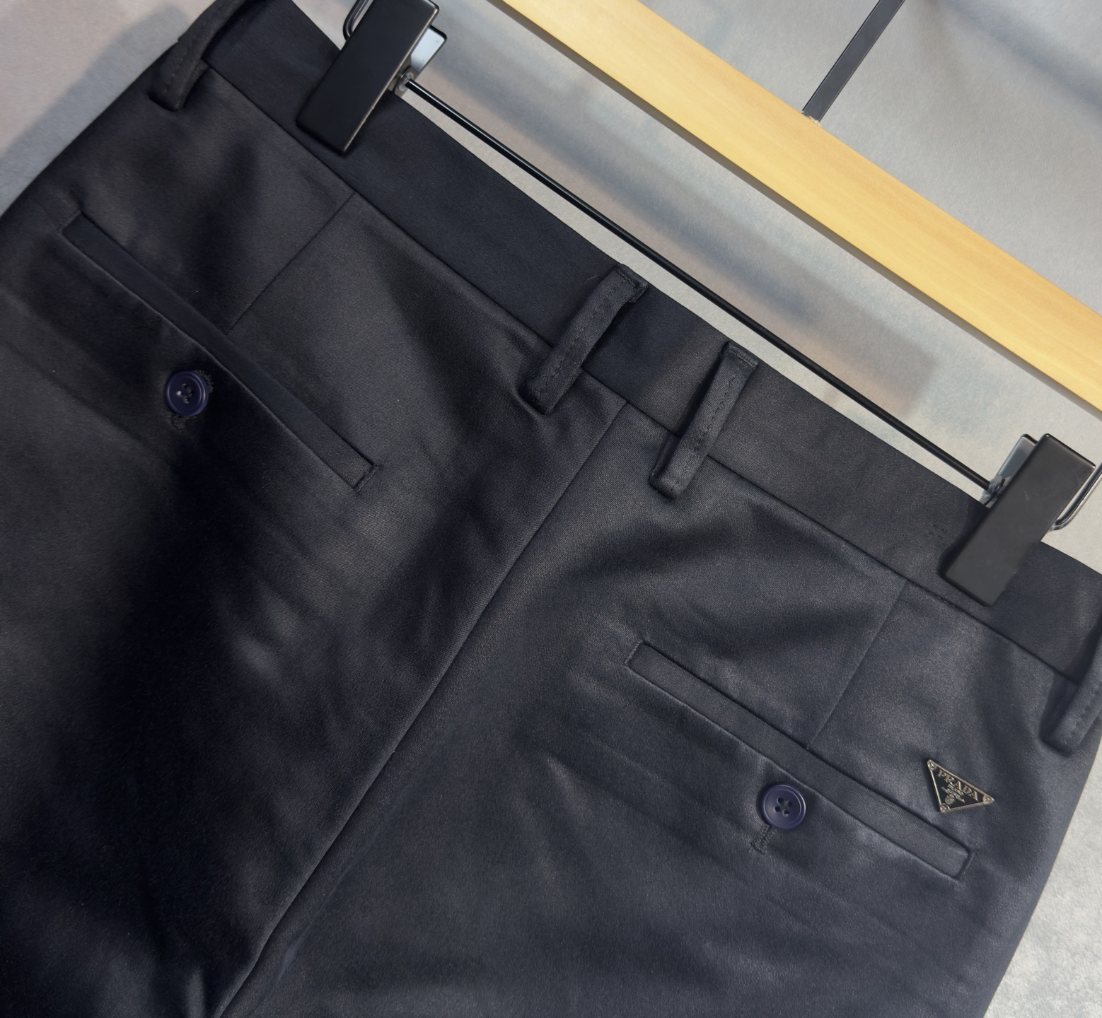 🍒 P150🔥PRADA 普拉达 25年ss秋冬最新品休闲裤🔥专柜热销款 品味与价值共享 身穿着非常舒适 低调不失奢华 穿出去非常有档次,裤型款式和裁剪亦无需多言 上身精致跃然.真正一等一顶级质料 真正殿堂级的休闲裤,选用土耳其的棉花 j2生产出最有名的单宁布品质卓然 经过重水洗使得裤子很柔软  直脚的版型 不挑人 上身绝对的有型 极度奢华！码数：29-42。无37
