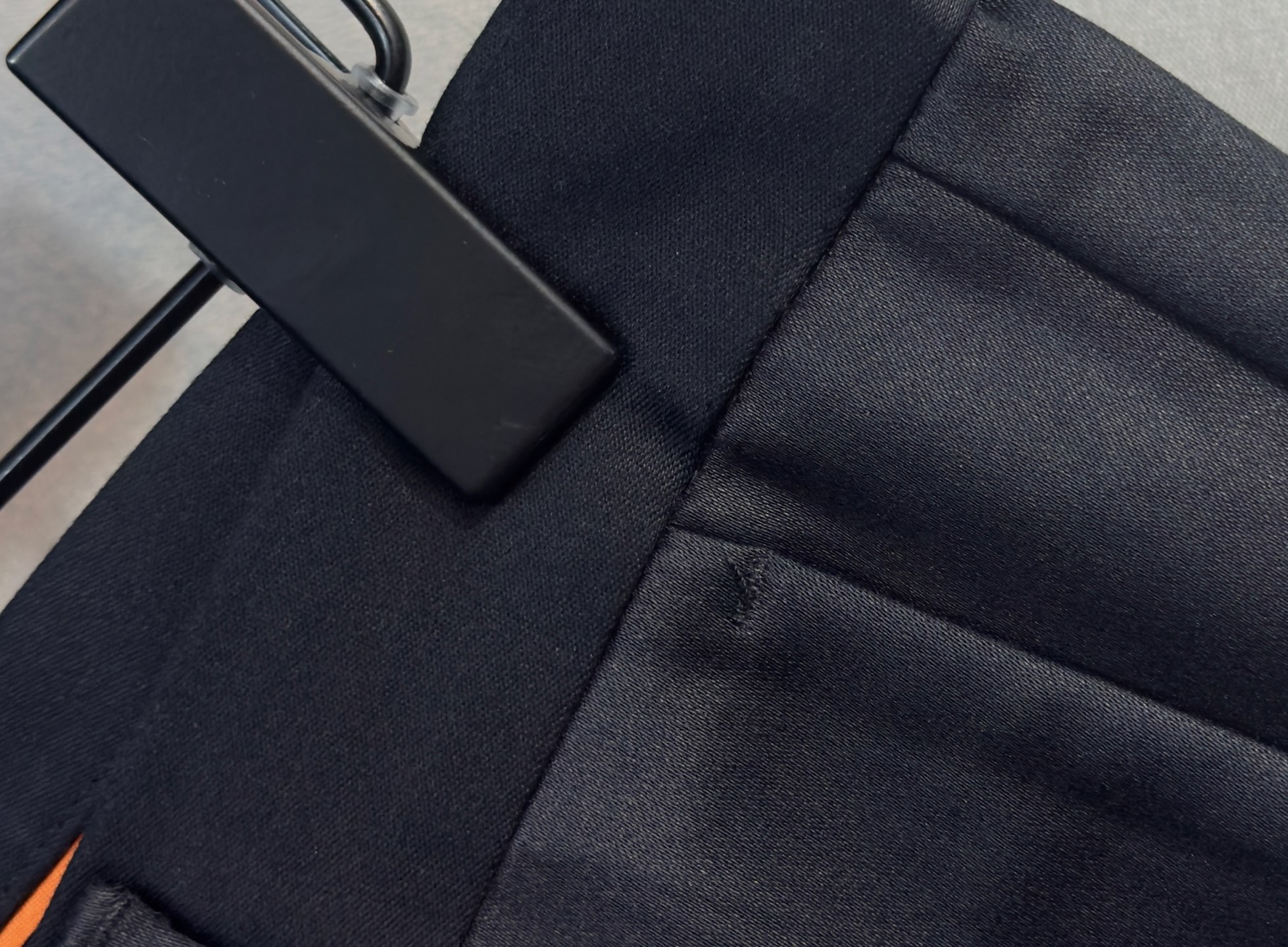 🍒 P150🔥PRADA 普拉达 25年ss秋冬最新品休闲裤🔥专柜热销款 品味与价值共享 身穿着非常舒适 低调不失奢华 穿出去非常有档次,裤型款式和裁剪亦无需多言 上身精致跃然.真正一等一顶级质料 真正殿堂级的休闲裤,选用土耳其的棉花 j2生产出最有名的单宁布品质卓然 经过重水洗使得裤子很柔软  直脚的版型 不挑人 上身绝对的有型 极度奢华！码数：29-42。无37
