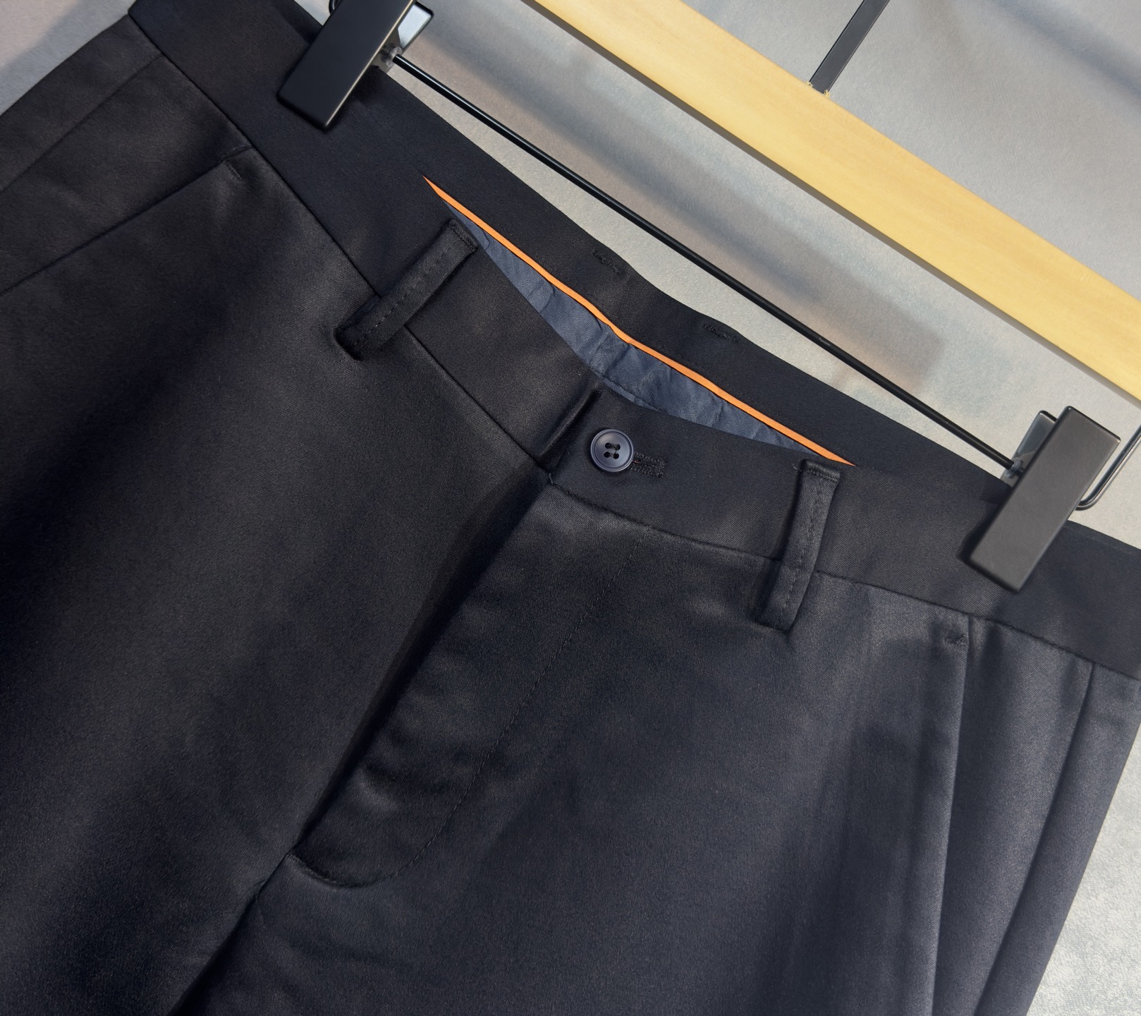 🍒 P150🔥PRADA 普拉达 25年ss秋冬最新品休闲裤🔥专柜热销款 品味与价值共享 身穿着非常舒适 低调不失奢华 穿出去非常有档次,裤型款式和裁剪亦无需多言 上身精致跃然.真正一等一顶级质料 真正殿堂级的休闲裤,选用土耳其的棉花 j2生产出最有名的单宁布品质卓然 经过重水洗使得裤子很柔软  直脚的版型 不挑人 上身绝对的有型 极度奢华！码数：29-42。无37
