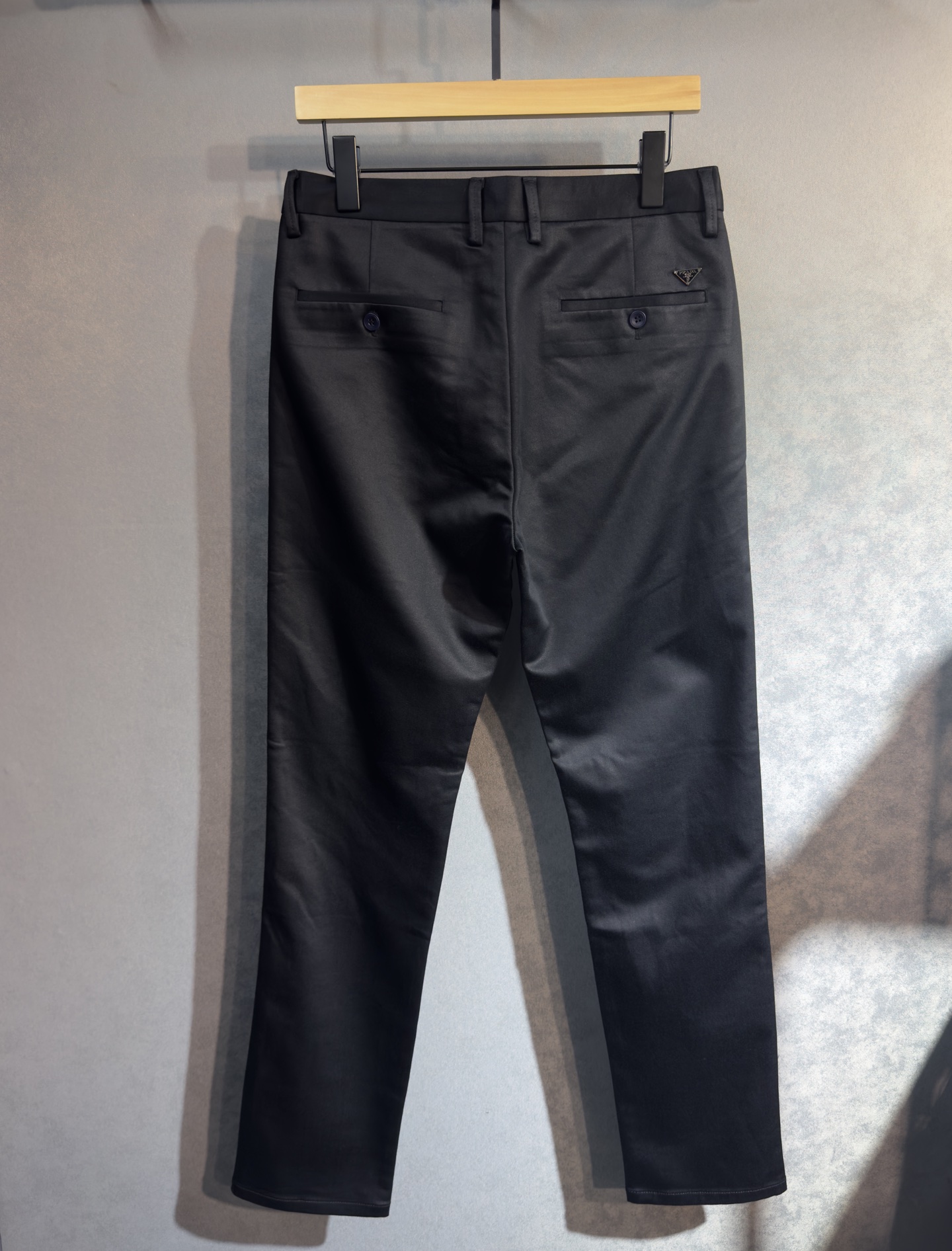 🍒 P150🔥PRADA 普拉达 25年ss秋冬最新品休闲裤🔥专柜热销款 品味与价值共享 身穿着非常舒适 低调不失奢华 穿出去非常有档次,裤型款式和裁剪亦无需多言 上身精致跃然.真正一等一顶级质料 真正殿堂级的休闲裤,选用土耳其的棉花 j2生产出最有名的单宁布品质卓然 经过重水洗使得裤子很柔软  直脚的版型 不挑人 上身绝对的有型 极度奢华！码数：29-42。无37
