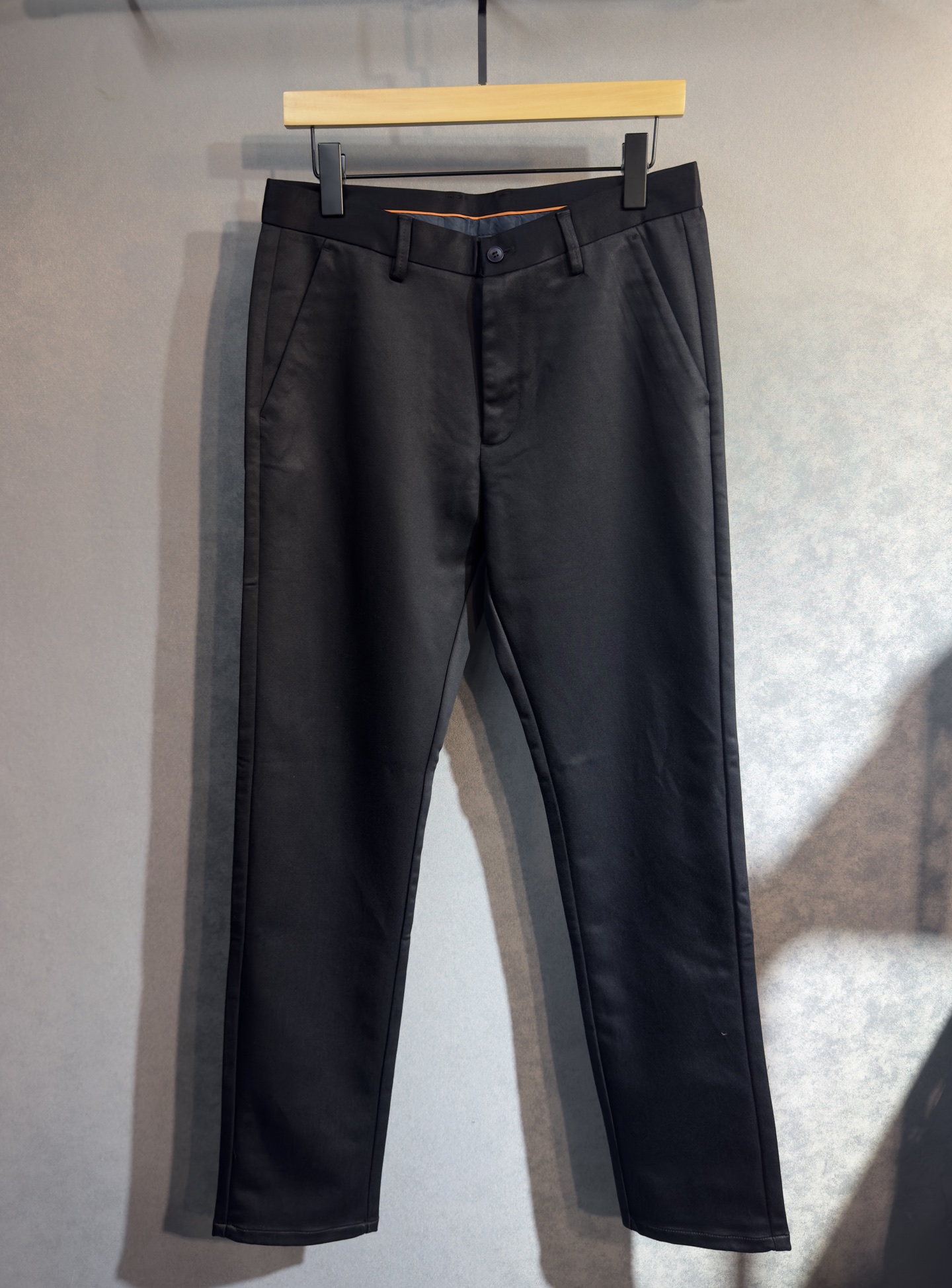 🍒 P150🔥PRADA 普拉达 25年ss秋冬最新品休闲裤🔥专柜热销款 品味与价值共享 身穿着非常舒适 低调不失奢华 穿出去非常有档次,裤型款式和裁剪亦无需多言 上身精致跃然.真正一等一顶级质料 真正殿堂级的休闲裤,选用土耳其的棉花 j2生产出最有名的单宁布品质卓然 经过重水洗使得裤子很柔软  直脚的版型 不挑人 上身绝对的有型 极度奢华！码数：29-42。无37
