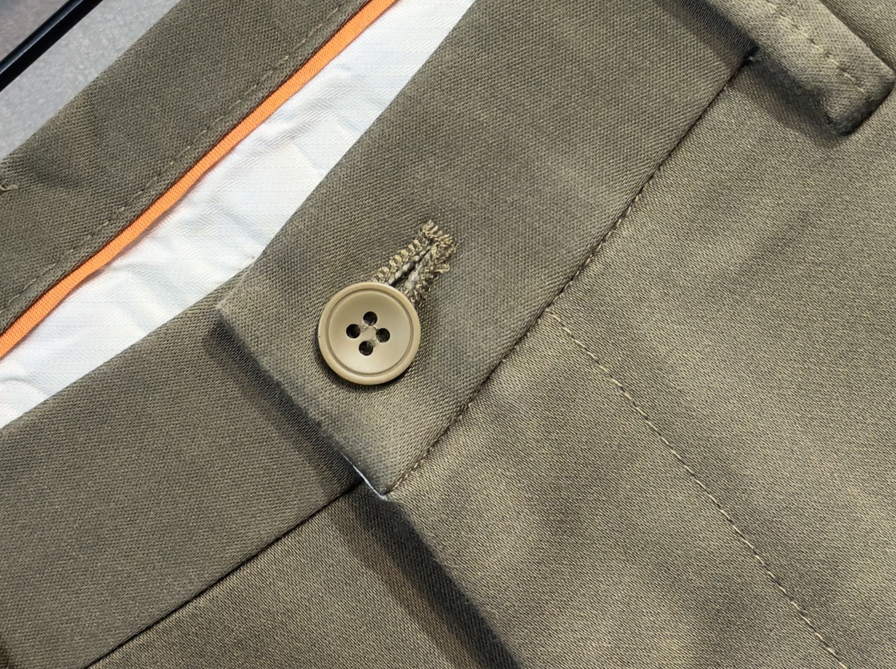 🍒 P150🔥PRADA 普拉达 25年ss秋冬最新品休闲裤🔥专柜热销款 品味与价值共享 身穿着非常舒适 低调不失奢华 穿出去非常有档次,裤型款式和裁剪亦无需多言 上身精致跃然.真正一等一顶级质料 真正殿堂级的休闲裤,选用土耳其的棉花 j2生产出最有名的单宁布品质卓然 经过重水洗使得裤子很柔软  直脚的版型 不挑人 上身绝对的有型 极度奢华！码数：29-42。无37
