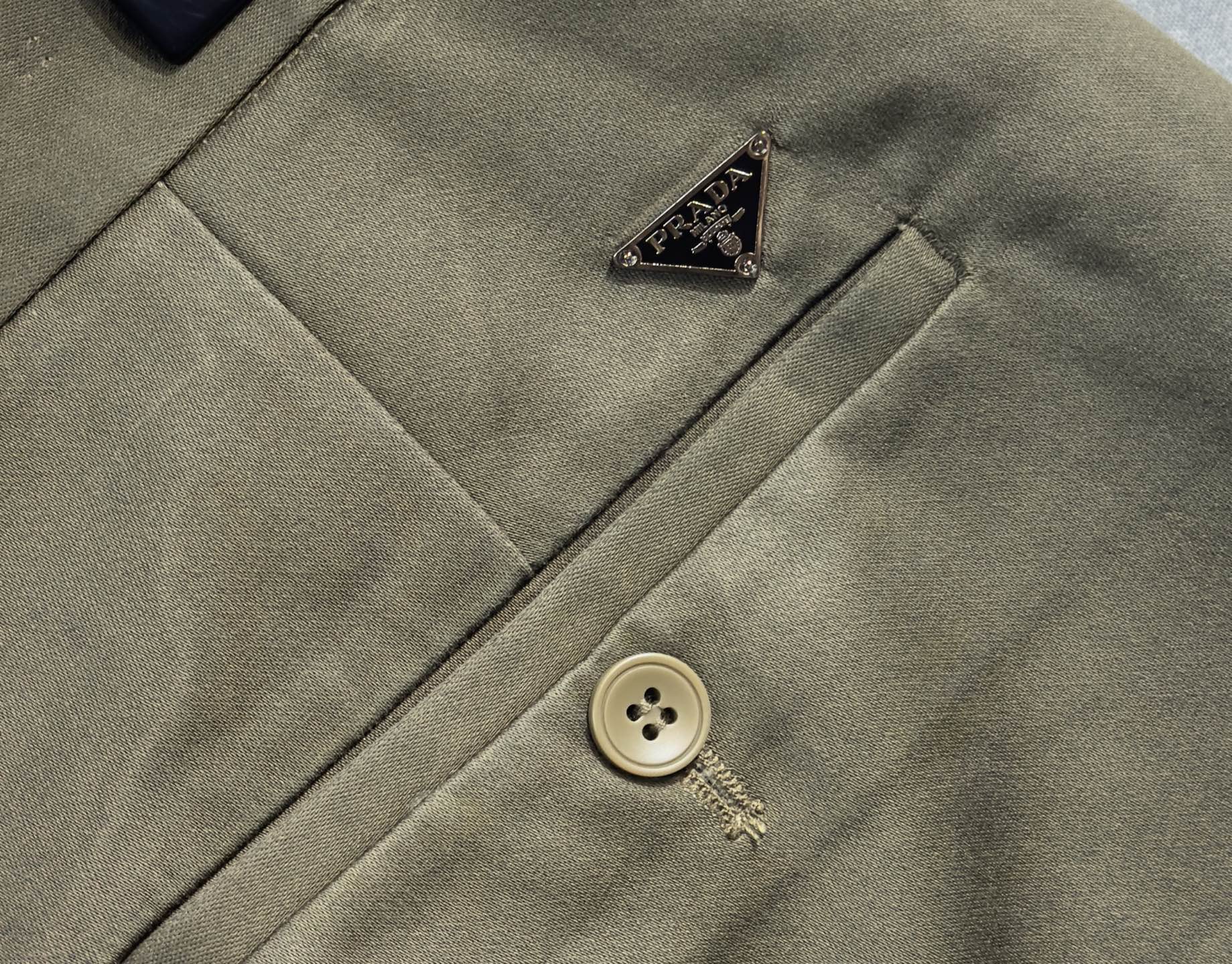 🍒 P150🔥PRADA 普拉达 25年ss秋冬最新品休闲裤🔥专柜热销款 品味与价值共享 身穿着非常舒适 低调不失奢华 穿出去非常有档次,裤型款式和裁剪亦无需多言 上身精致跃然.真正一等一顶级质料 真正殿堂级的休闲裤,选用土耳其的棉花 j2生产出最有名的单宁布品质卓然 经过重水洗使得裤子很柔软  直脚的版型 不挑人 上身绝对的有型 极度奢华！码数：29-42。无37
