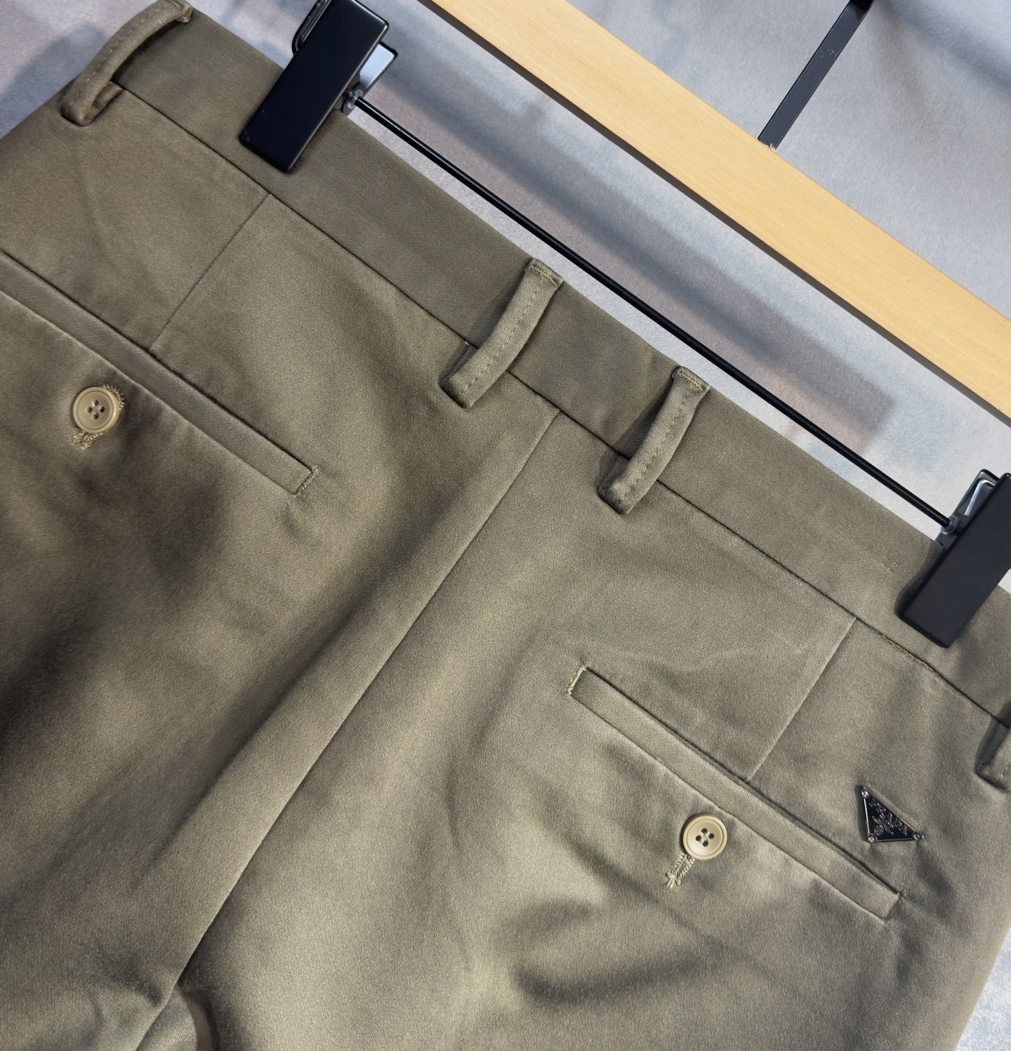 🍒 P150🔥PRADA 普拉达 25年ss秋冬最新品休闲裤🔥专柜热销款 品味与价值共享 身穿着非常舒适 低调不失奢华 穿出去非常有档次,裤型款式和裁剪亦无需多言 上身精致跃然.真正一等一顶级质料 真正殿堂级的休闲裤,选用土耳其的棉花 j2生产出最有名的单宁布品质卓然 经过重水洗使得裤子很柔软  直脚的版型 不挑人 上身绝对的有型 极度奢华！码数：29-42。无37
