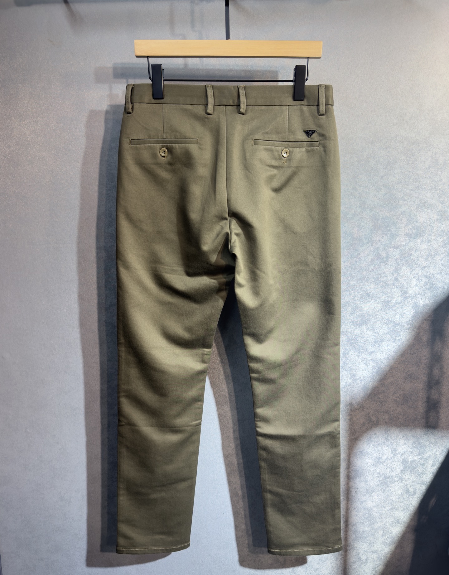 🍒 P150🔥PRADA 普拉达 25年ss秋冬最新品休闲裤🔥专柜热销款 品味与价值共享 身穿着非常舒适 低调不失奢华 穿出去非常有档次,裤型款式和裁剪亦无需多言 上身精致跃然.真正一等一顶级质料 真正殿堂级的休闲裤,选用土耳其的棉花 j2生产出最有名的单宁布品质卓然 经过重水洗使得裤子很柔软  直脚的版型 不挑人 上身绝对的有型 极度奢华！码数：29-42。无37
