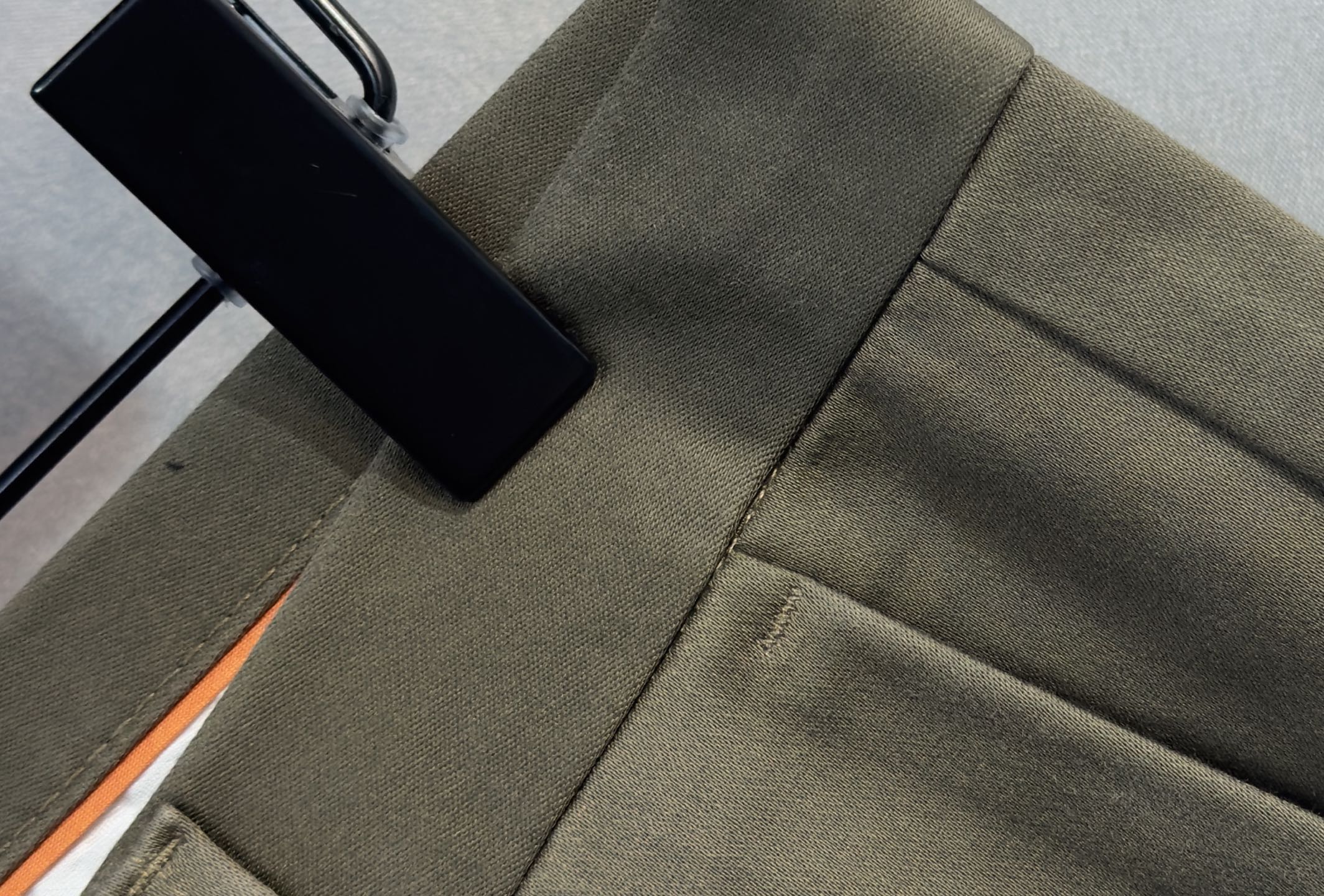 🍒 P150🔥PRADA 普拉达 25年ss秋冬最新品休闲裤🔥专柜热销款 品味与价值共享 身穿着非常舒适 低调不失奢华 穿出去非常有档次,裤型款式和裁剪亦无需多言 上身精致跃然.真正一等一顶级质料 真正殿堂级的休闲裤,选用土耳其的棉花 j2生产出最有名的单宁布品质卓然 经过重水洗使得裤子很柔软  直脚的版型 不挑人 上身绝对的有型 极度奢华！码数：29-42。无37
