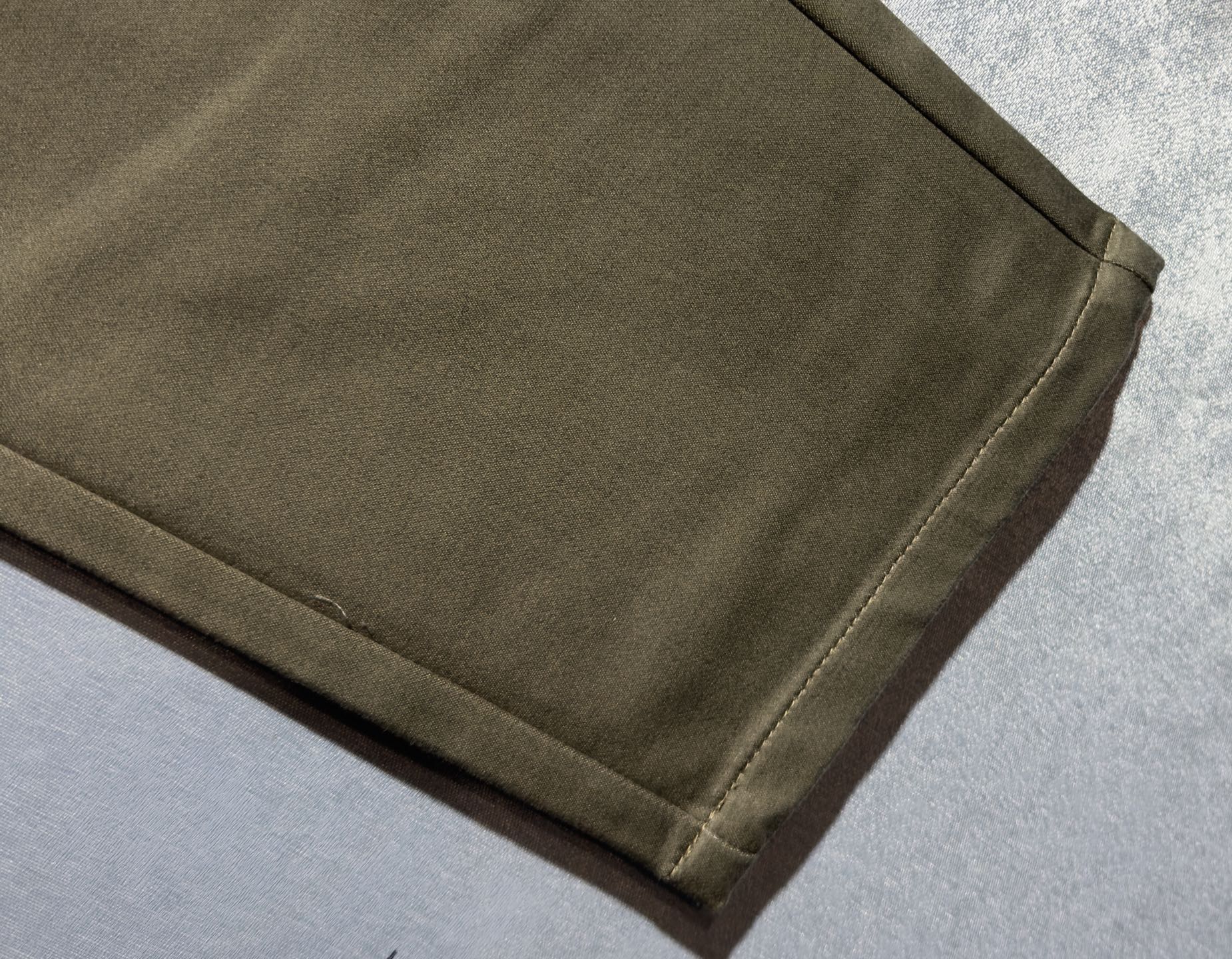 🍒 P150🔥PRADA 普拉达 25年ss秋冬最新品休闲裤🔥专柜热销款 品味与价值共享 身穿着非常舒适 低调不失奢华 穿出去非常有档次,裤型款式和裁剪亦无需多言 上身精致跃然.真正一等一顶级质料 真正殿堂级的休闲裤,选用土耳其的棉花 j2生产出最有名的单宁布品质卓然 经过重水洗使得裤子很柔软  直脚的版型 不挑人 上身绝对的有型 极度奢华！码数：29-42。无37
