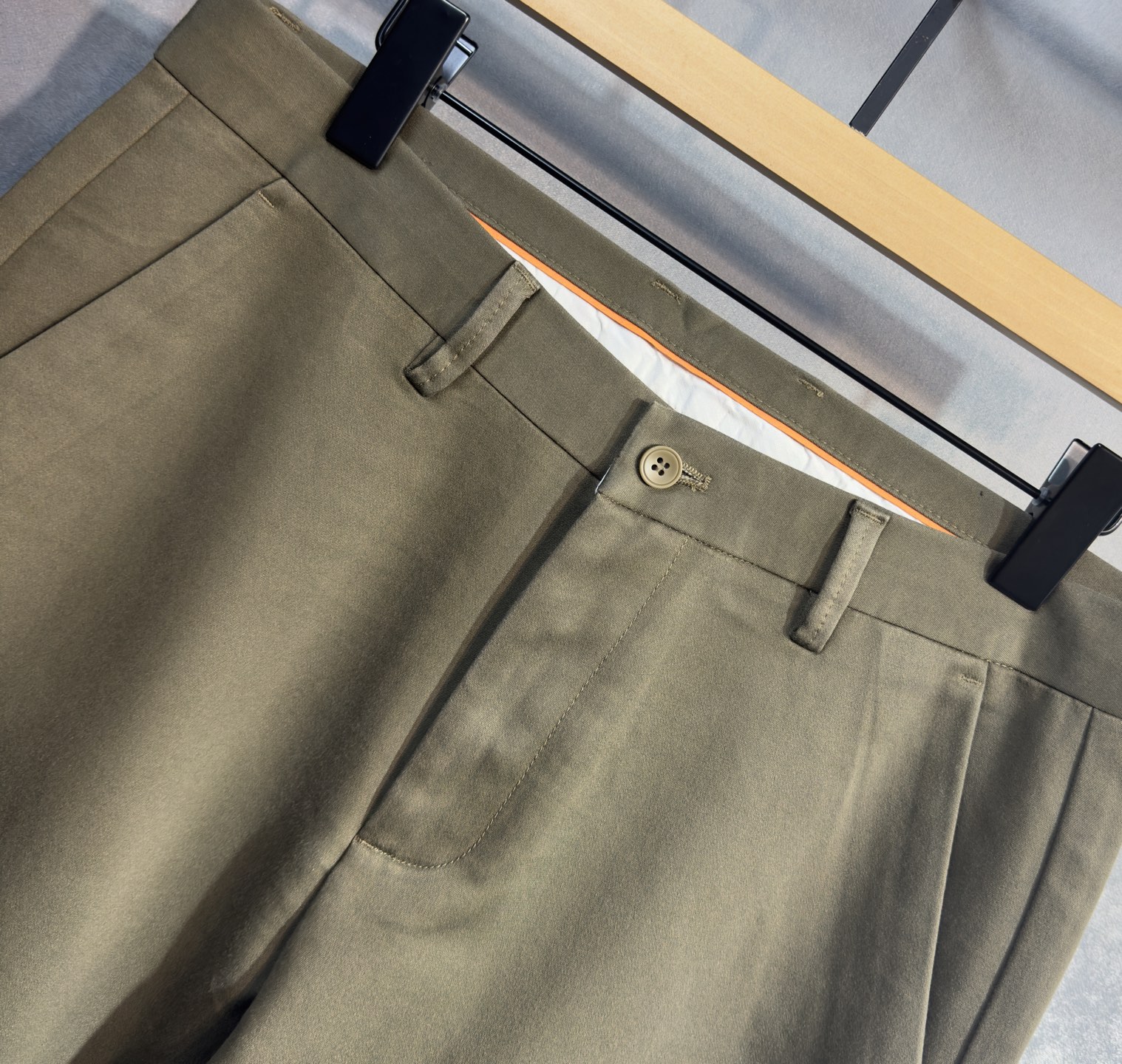 🍒 P150🔥PRADA 普拉达 25年ss秋冬最新品休闲裤🔥专柜热销款 品味与价值共享 身穿着非常舒适 低调不失奢华 穿出去非常有档次,裤型款式和裁剪亦无需多言 上身精致跃然.真正一等一顶级质料 真正殿堂级的休闲裤,选用土耳其的棉花 j2生产出最有名的单宁布品质卓然 经过重水洗使得裤子很柔软  直脚的版型 不挑人 上身绝对的有型 极度奢华！码数：29-42。无37
