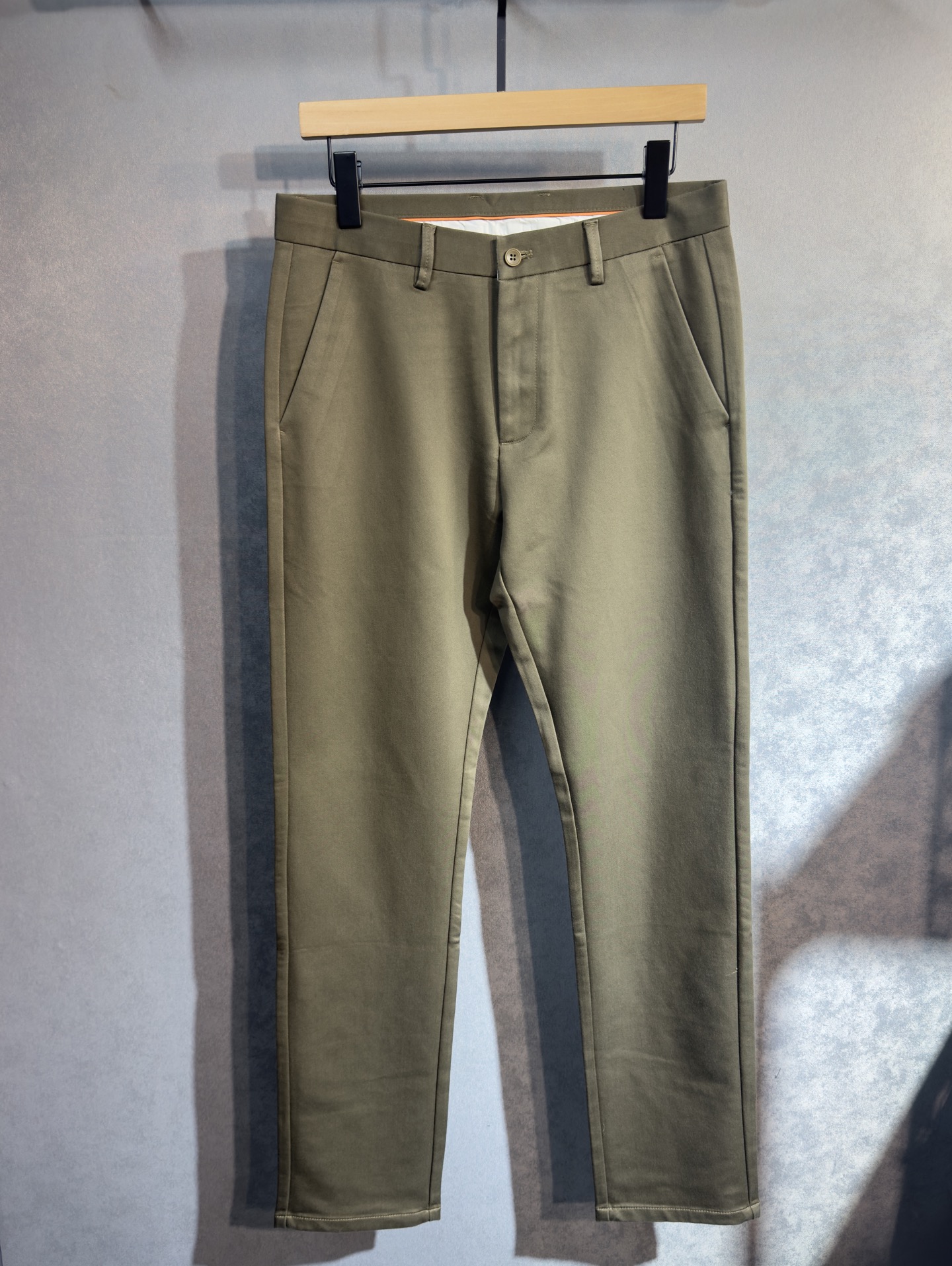 🍒 P150🔥PRADA 普拉达 25年ss秋冬最新品休闲裤🔥专柜热销款 品味与价值共享 身穿着非常舒适 低调不失奢华 穿出去非常有档次,裤型款式和裁剪亦无需多言 上身精致跃然.真正一等一顶级质料 真正殿堂级的休闲裤,选用土耳其的棉花 j2生产出最有名的单宁布品质卓然 经过重水洗使得裤子很柔软  直脚的版型 不挑人 上身绝对的有型 极度奢华！码数：29-42。无37
