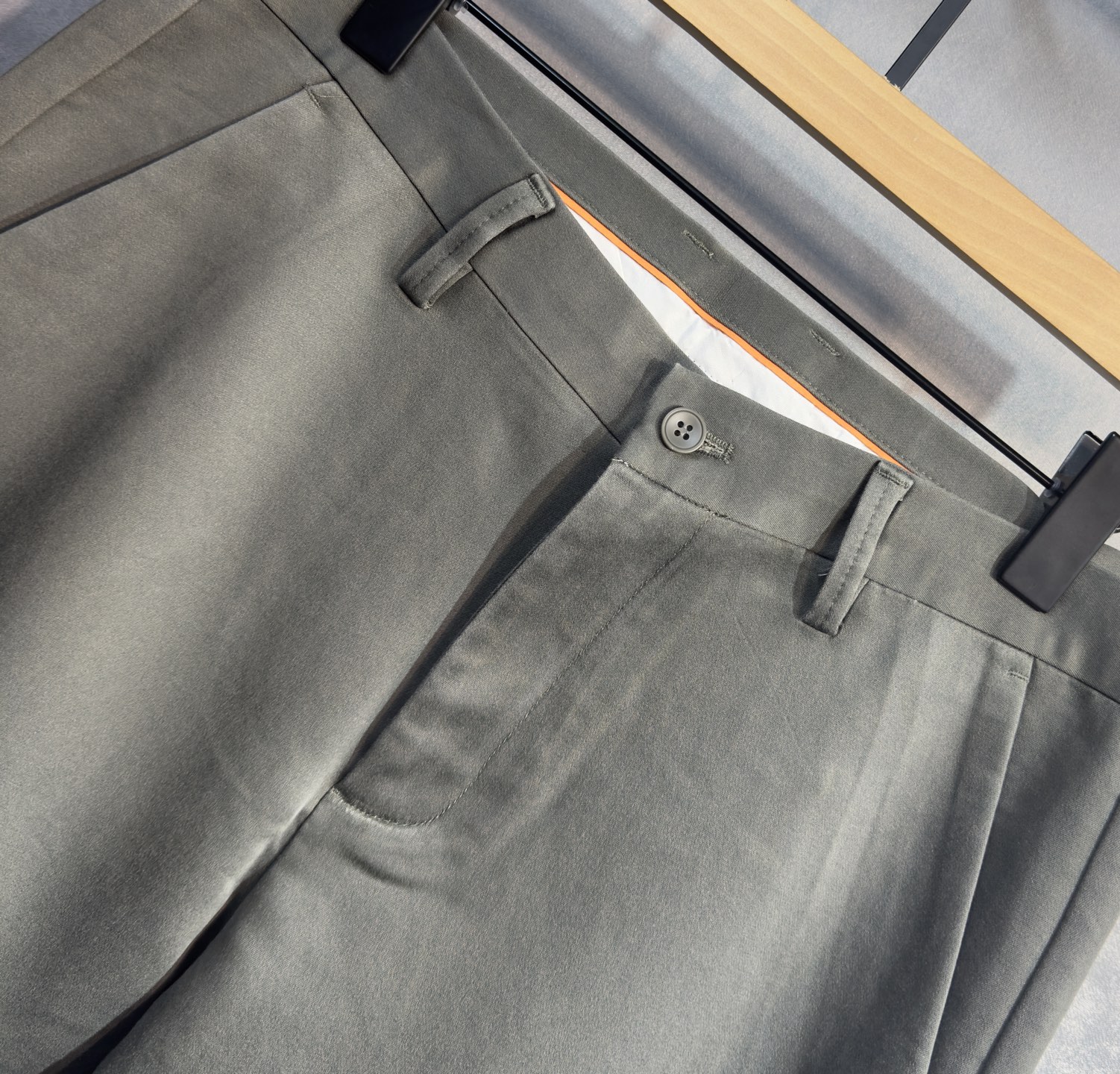 🍒 P150🔥PRADA 普拉达 25年ss秋冬最新品休闲裤🔥专柜热销款 品味与价值共享 身穿着非常舒适 低调不失奢华 穿出去非常有档次,裤型款式和裁剪亦无需多言 上身精致跃然.真正一等一顶级质料 真正殿堂级的休闲裤,选用土耳其的棉花 j2生产出最有名的单宁布品质卓然 经过重水洗使得裤子很柔软  直脚的版型 不挑人 上身绝对的有型 极度奢华！码数：29-42。无37
