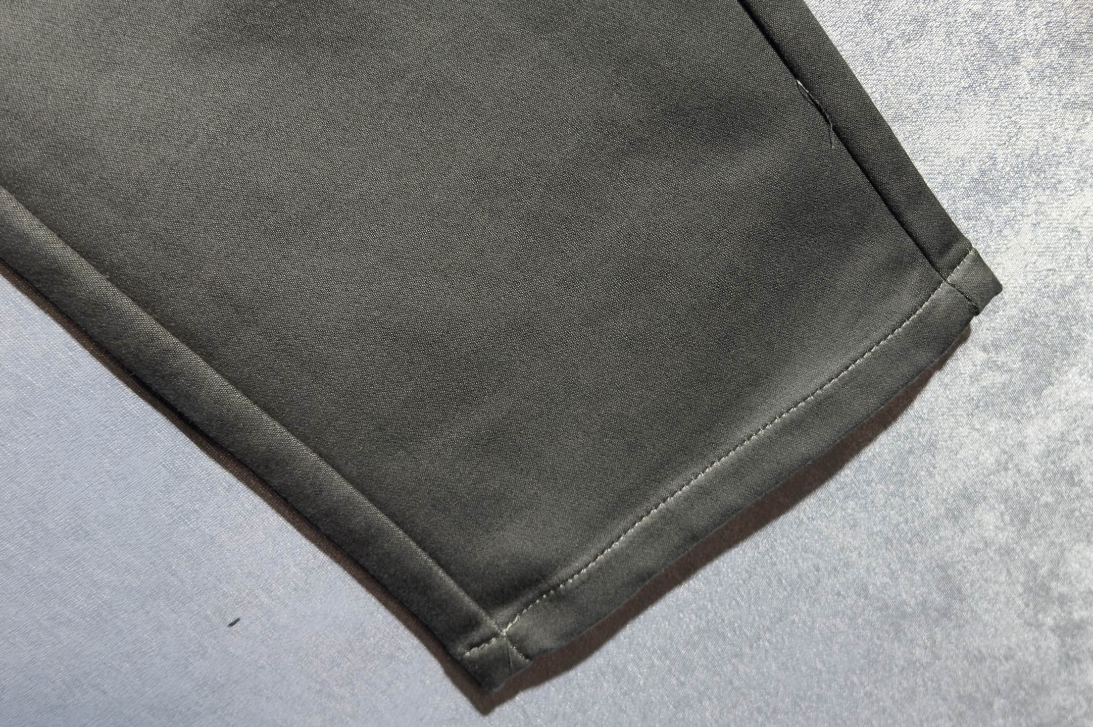 🍒 P150🔥PRADA 普拉达 25年ss秋冬最新品休闲裤🔥专柜热销款 品味与价值共享 身穿着非常舒适 低调不失奢华 穿出去非常有档次,裤型款式和裁剪亦无需多言 上身精致跃然.真正一等一顶级质料 真正殿堂级的休闲裤,选用土耳其的棉花 j2生产出最有名的单宁布品质卓然 经过重水洗使得裤子很柔软  直脚的版型 不挑人 上身绝对的有型 极度奢华！码数：29-42。无37
