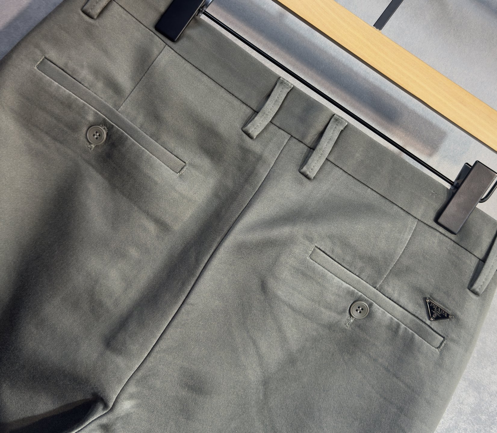 🍒 P150🔥PRADA 普拉达 25年ss秋冬最新品休闲裤🔥专柜热销款 品味与价值共享 身穿着非常舒适 低调不失奢华 穿出去非常有档次,裤型款式和裁剪亦无需多言 上身精致跃然.真正一等一顶级质料 真正殿堂级的休闲裤,选用土耳其的棉花 j2生产出最有名的单宁布品质卓然 经过重水洗使得裤子很柔软  直脚的版型 不挑人 上身绝对的有型 极度奢华！码数：29-42。无37
