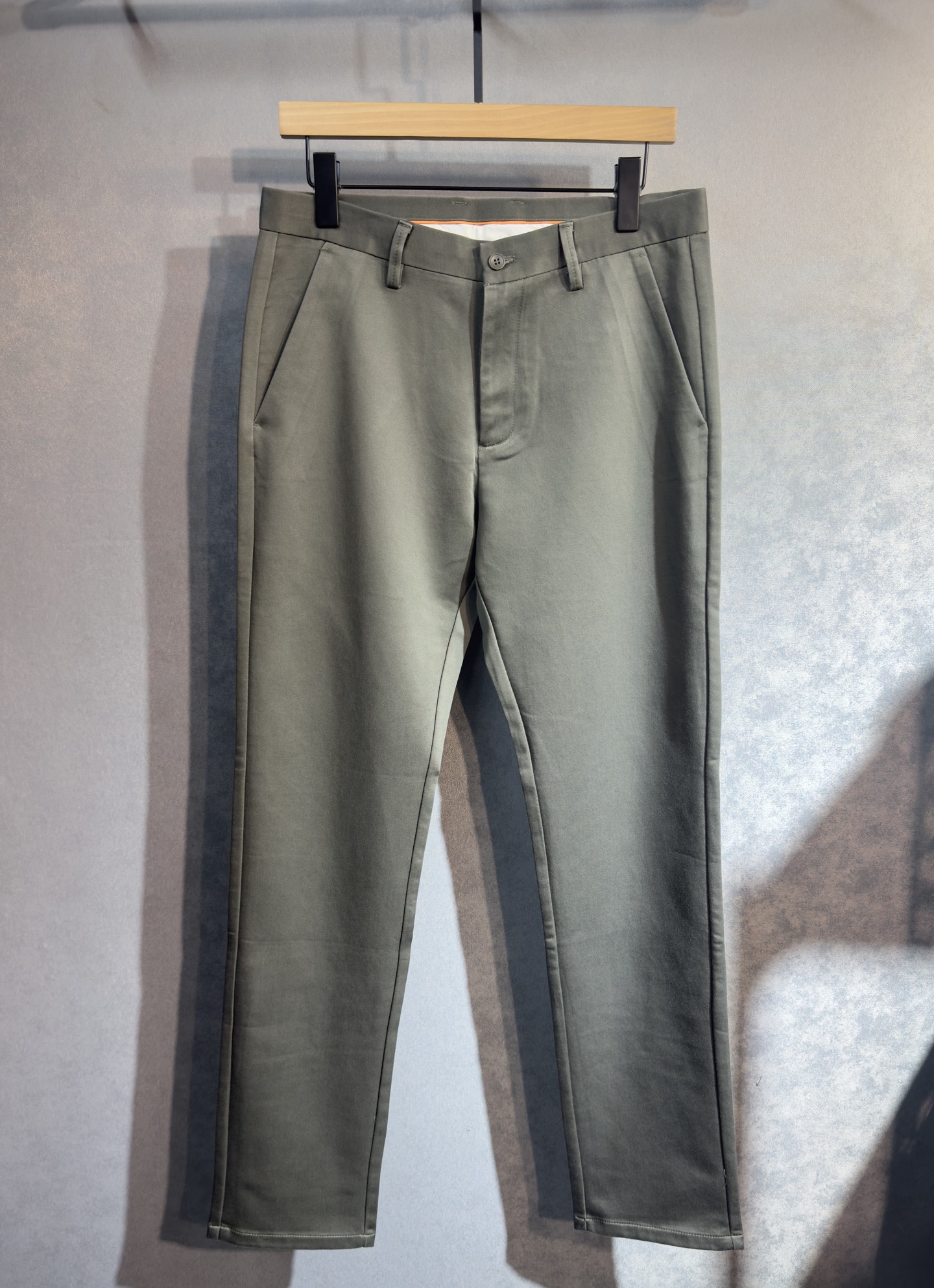 🍒 P150🔥PRADA 普拉达 25年ss秋冬最新品休闲裤🔥专柜热销款 品味与价值共享 身穿着非常舒适 低调不失奢华 穿出去非常有档次,裤型款式和裁剪亦无需多言 上身精致跃然.真正一等一顶级质料 真正殿堂级的休闲裤,选用土耳其的棉花 j2生产出最有名的单宁布品质卓然 经过重水洗使得裤子很柔软  直脚的版型 不挑人 上身绝对的有型 极度奢华！码数：29-42。无37
