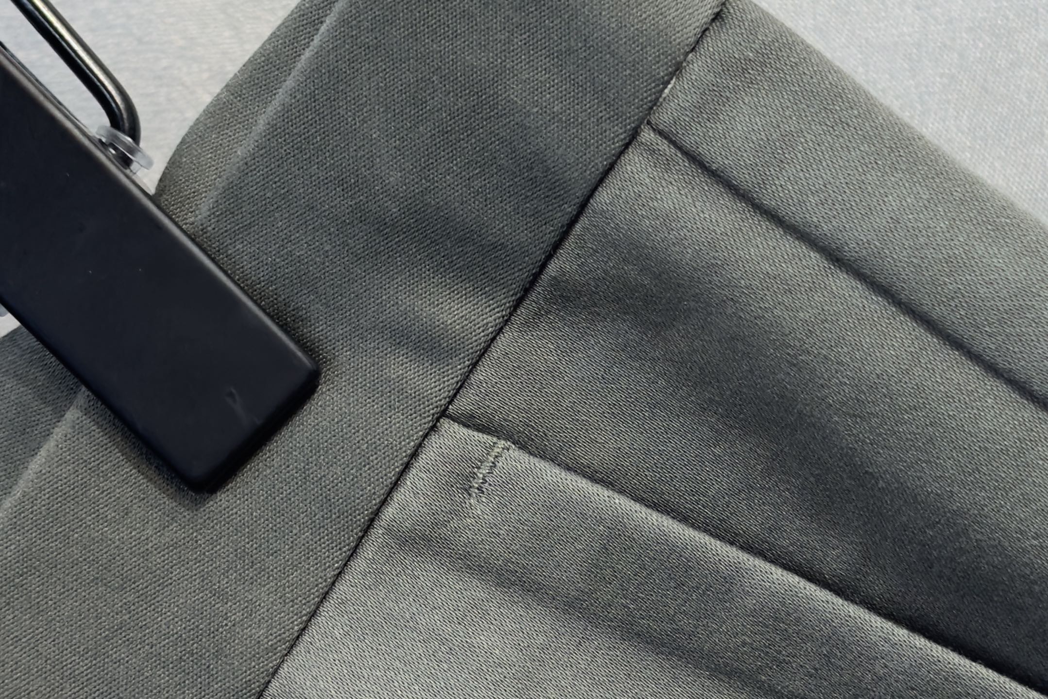 🍒 P150🔥PRADA 普拉达 25年ss秋冬最新品休闲裤🔥专柜热销款 品味与价值共享 身穿着非常舒适 低调不失奢华 穿出去非常有档次,裤型款式和裁剪亦无需多言 上身精致跃然.真正一等一顶级质料 真正殿堂级的休闲裤,选用土耳其的棉花 j2生产出最有名的单宁布品质卓然 经过重水洗使得裤子很柔软  直脚的版型 不挑人 上身绝对的有型 极度奢华！码数：29-42。无37
